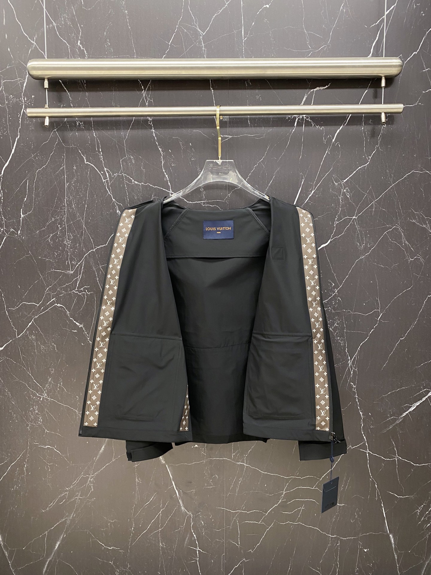 LV 2026ss春季新款连帽夹克外套全高端版本！高定专柜面料辅料，透气舒适度高，细节无可挑剔，做工考究