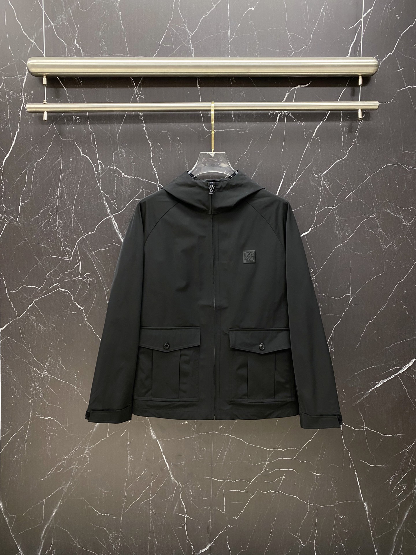 NO:733383,LV 2026ss spring new hooded jacket, full high-end version!  Haute couture counter fabric accessories, high breathability and comfort, impeccable details, exquisite workmanship and complex craftsmanship, casual tailoring, awesome upper body shape, color black, white, size 48-56,, louis vuitton, jackets & coats, jackets & coats, hats,19860909LV 2026ss春季新款连帽夹克外套 全高端版本！高定专柜面料辅料,透气舒适度高,细节无可挑剔,做工考究工艺复杂,呈现休闲裁剪,上身版型超赞 颜色黑色 白色 码数48-56,,louis vuitton,jackets & coats,jackets & coats,hats,,Men's clothing