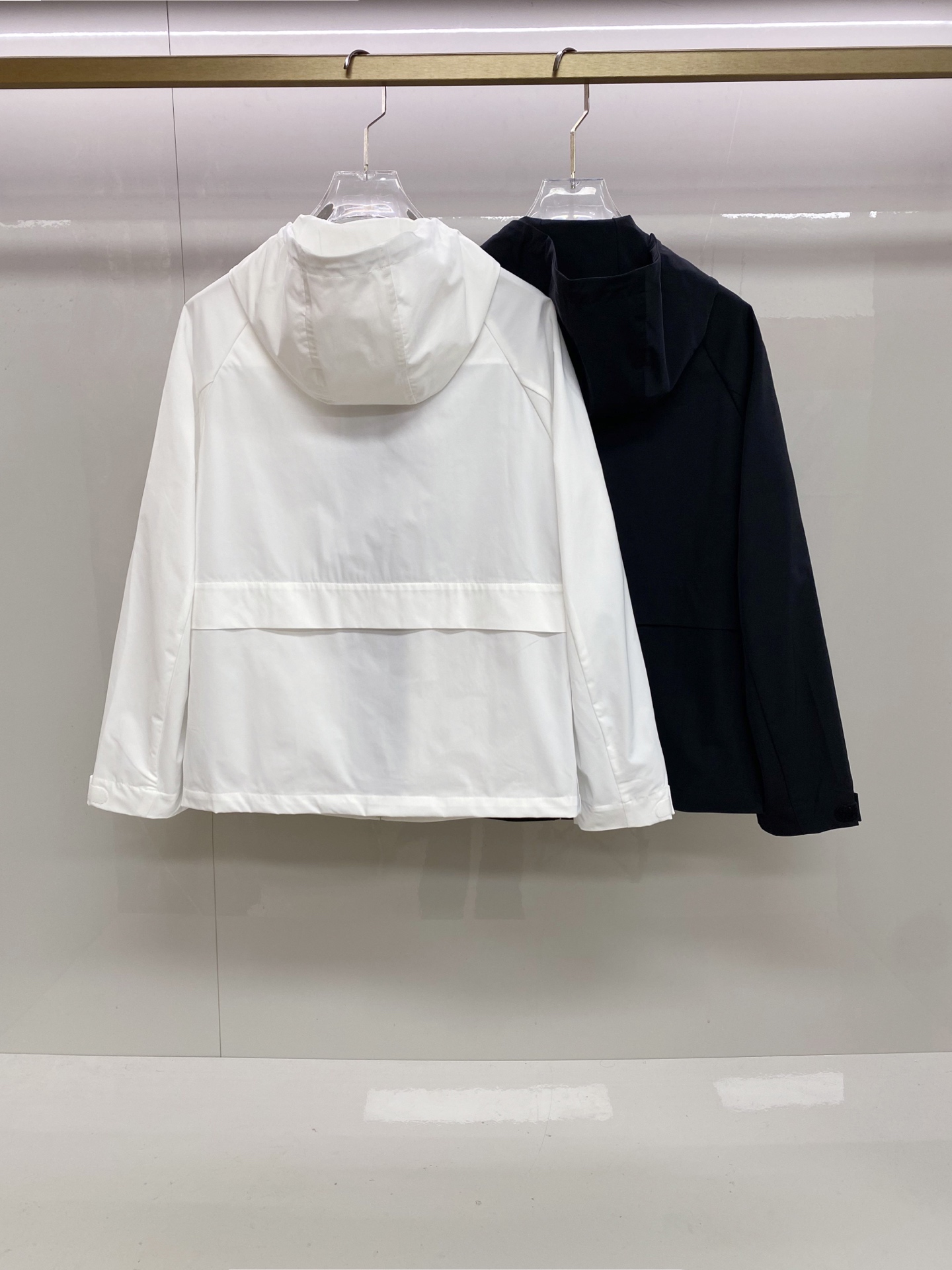 LV 2026ss春季新款连帽夹克外套全高端版本！高定专柜面料辅料，透气舒适度高，细节无可挑剔，做工考究