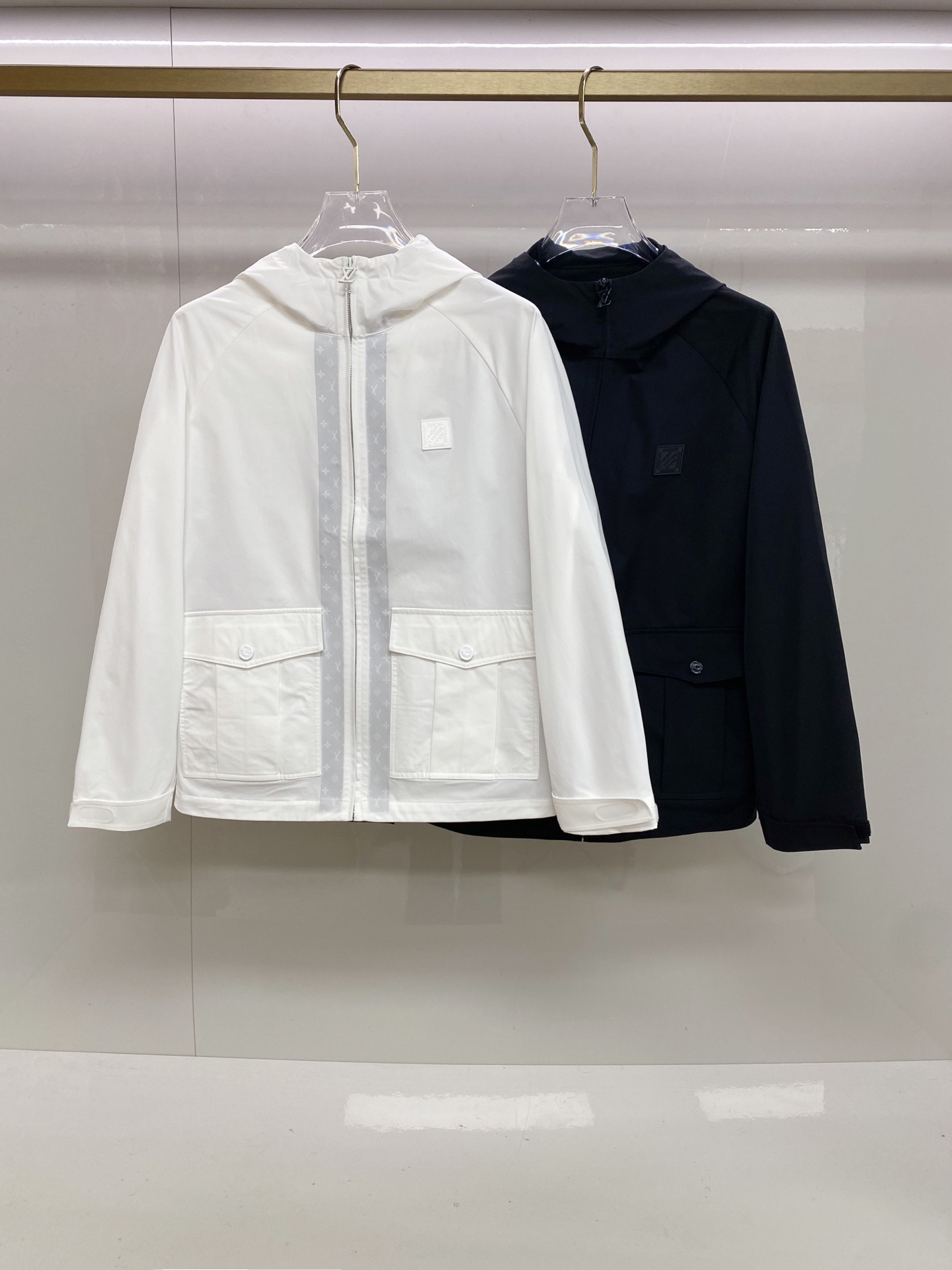 LV 2026ss春季新款连帽夹克外套全高端版本！高定专柜面料辅料，透气舒适度高，细节无可挑剔，做工考究