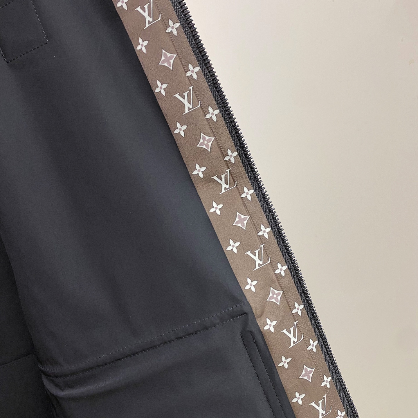 LV 2026ss春季新款连帽夹克外套全高端版本！高定专柜面料辅料，透气舒适度高，细节无可挑剔，做工考究