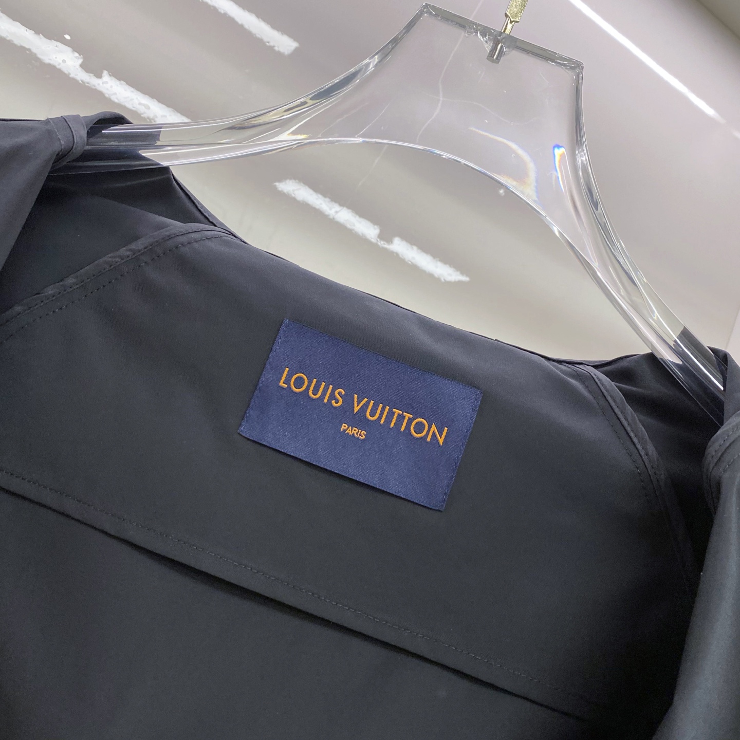 LV 2026ss春季新款连帽夹克外套全高端版本！高定专柜面料辅料，透气舒适度高，细节无可挑剔，做工考究