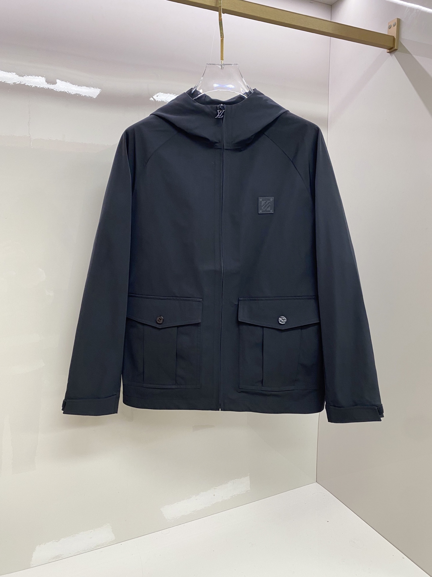 LV 2026ss春季新款连帽夹克外套全高端版本！高定专柜面料辅料，透气舒适度高，细节无可挑剔，做工考究
