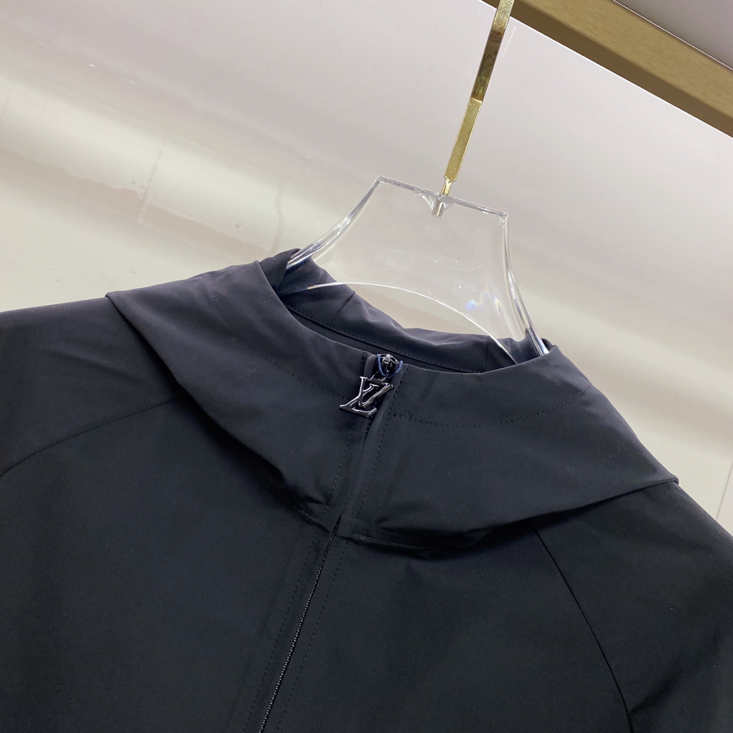 LV 2026ss春季新款连帽夹克外套全高端版本！高定专柜面料辅料，透气舒适度高，细节无可挑剔，做工考究