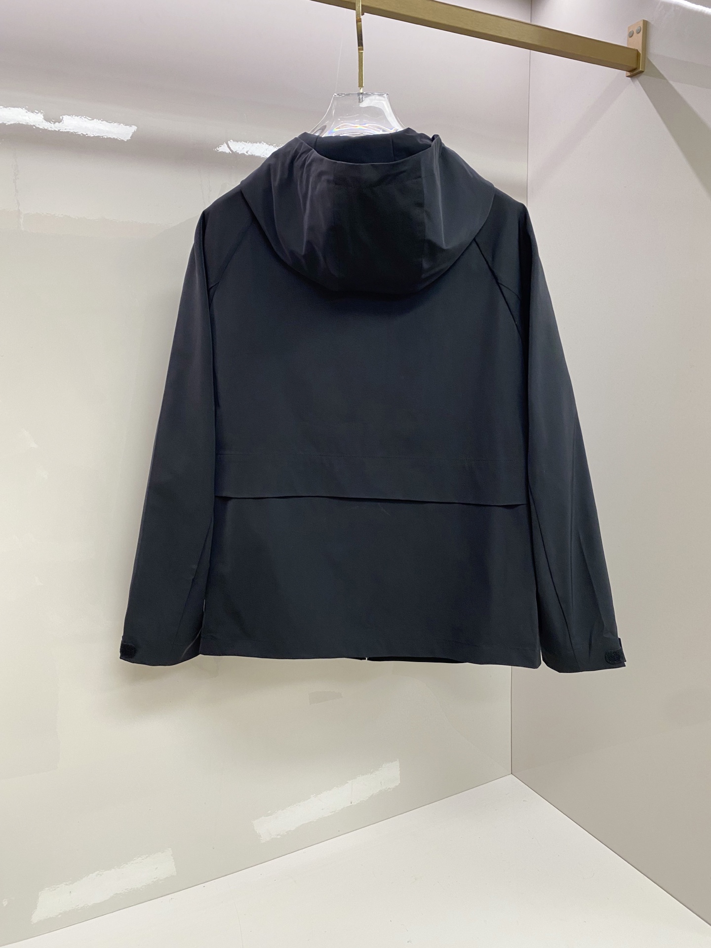 LV 2026ss春季新款连帽夹克外套全高端版本！高定专柜面料辅料，透气舒适度高，细节无可挑剔，做工考究