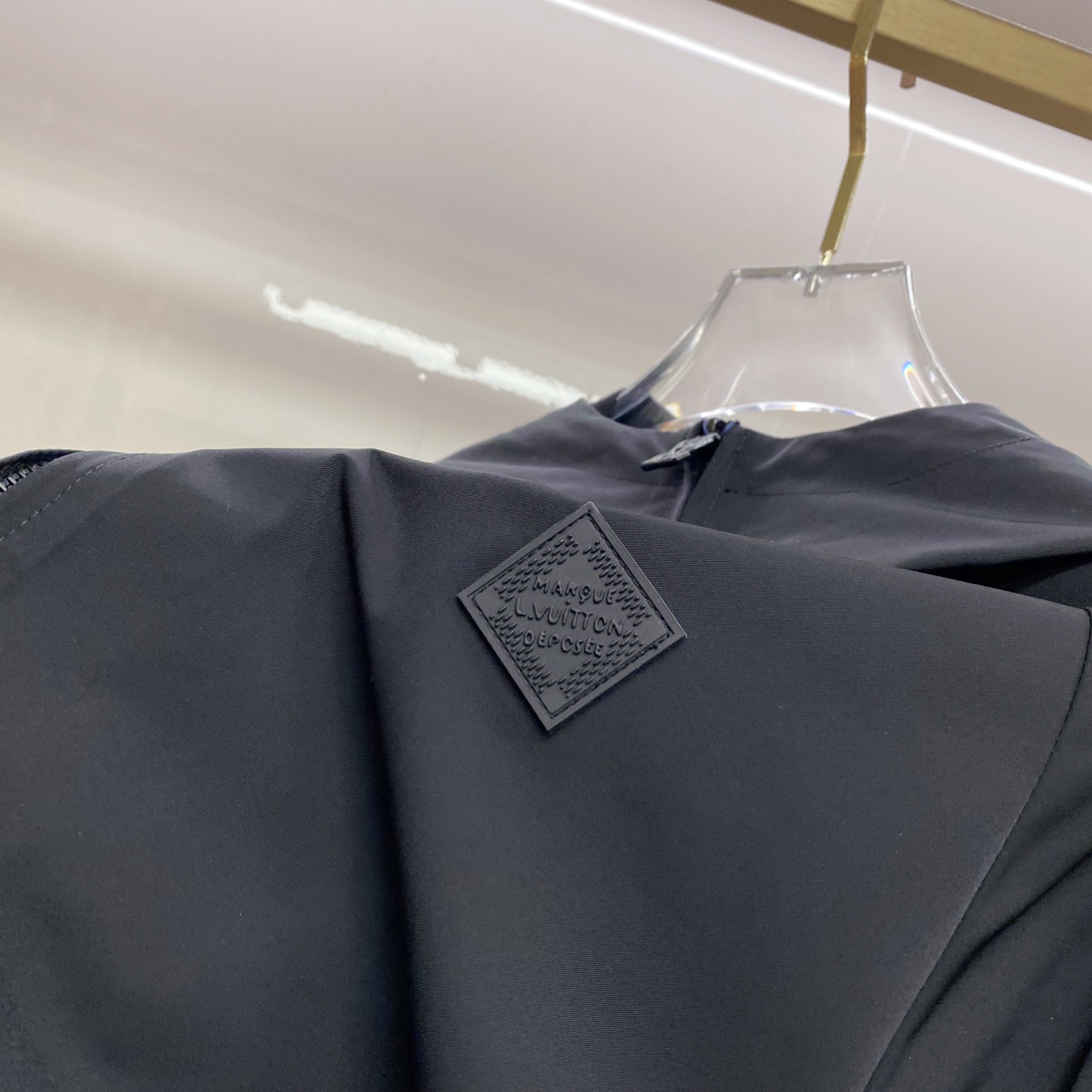 LV 2026ss春季新款连帽夹克外套全高端版本！高定专柜面料辅料，透气舒适度高，细节无可挑剔，做工考究