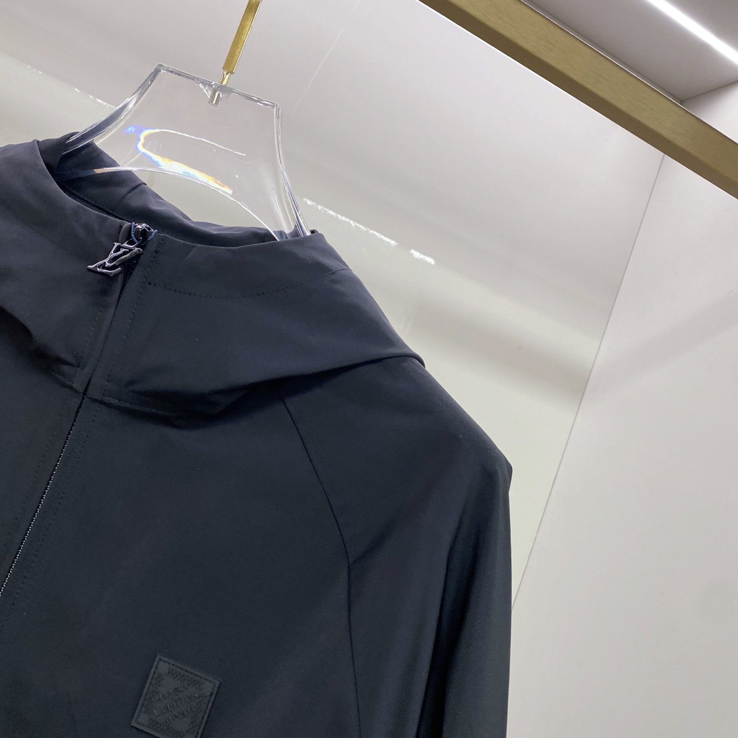 LV 2026ss春季新款连帽夹克外套全高端版本！高定专柜面料辅料，透气舒适度高，细节无可挑剔，做工考究