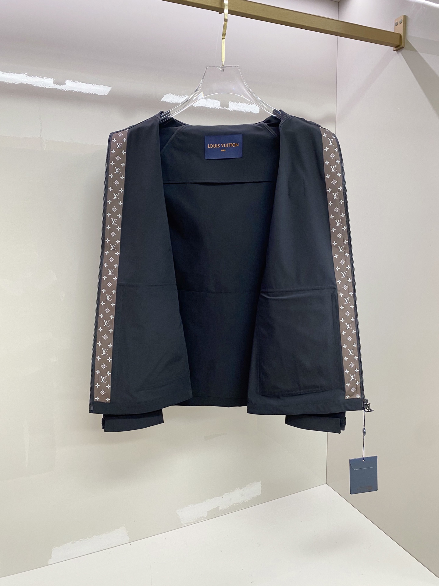 LV 2026ss春季新款连帽夹克外套全高端版本！高定专柜面料辅料，透气舒适度高，细节无可挑剔，做工考究