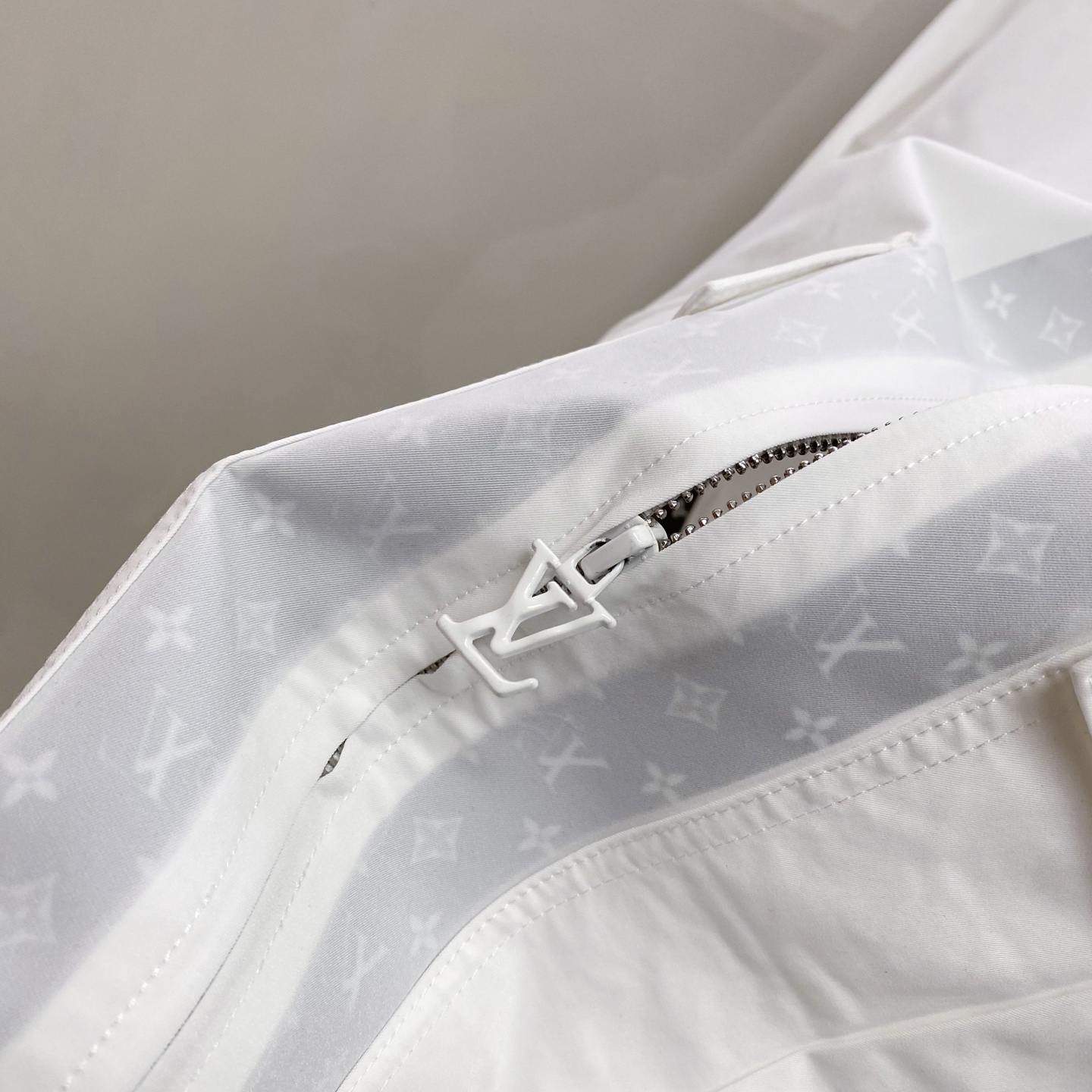 LV 2026ss春季新款连帽夹克外套全高端版本！高定专柜面料辅料，透气舒适度高，细节无可挑剔，做工考究