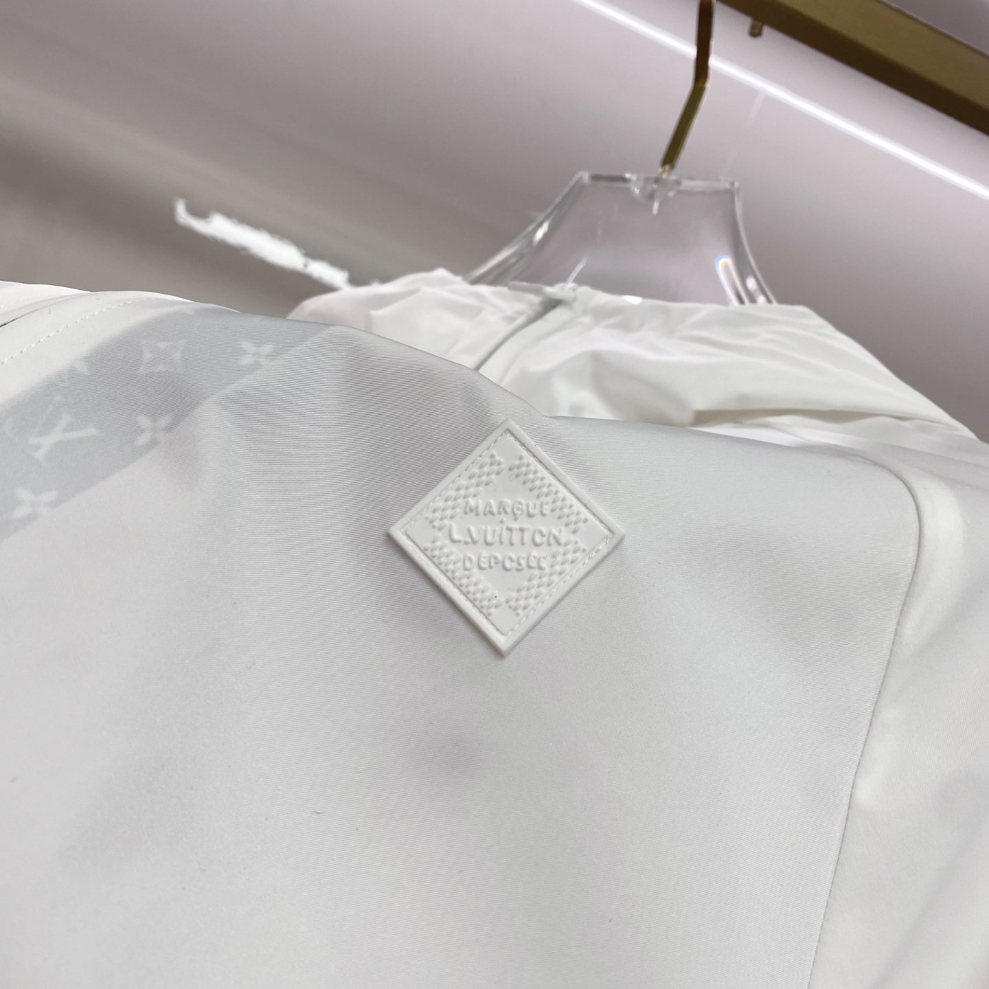 LV 2026ss春季新款连帽夹克外套全高端版本！高定专柜面料辅料，透气舒适度高，细节无可挑剔，做工考究