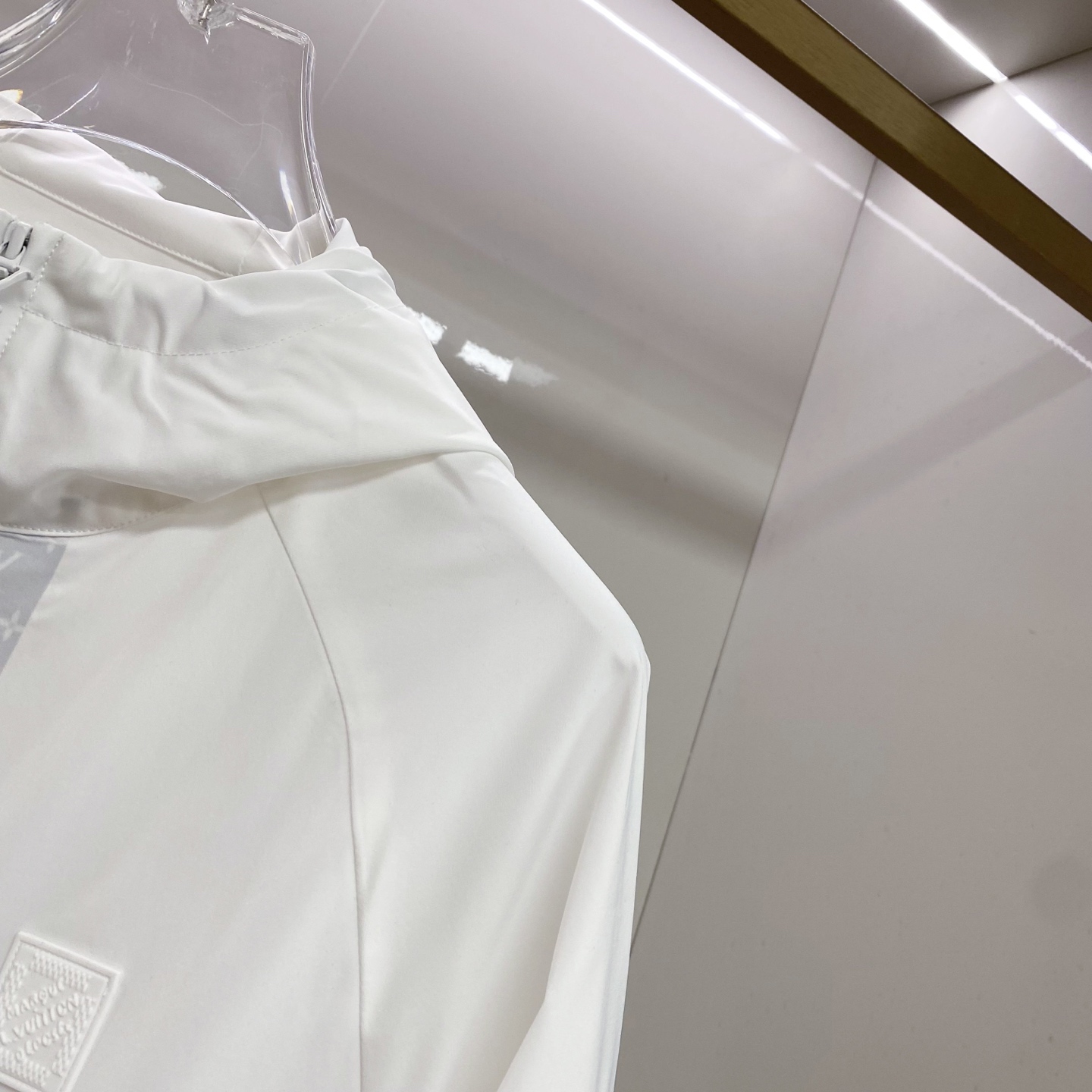 LV 2026ss春季新款连帽夹克外套全高端版本！高定专柜面料辅料，透气舒适度高，细节无可挑剔，做工考究