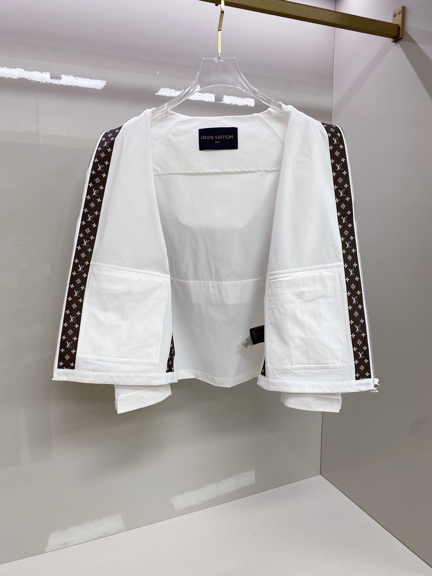 LV 2026ss春季新款连帽夹克外套全高端版本！高定专柜面料辅料，透气舒适度高，细节无可挑剔，做工考究