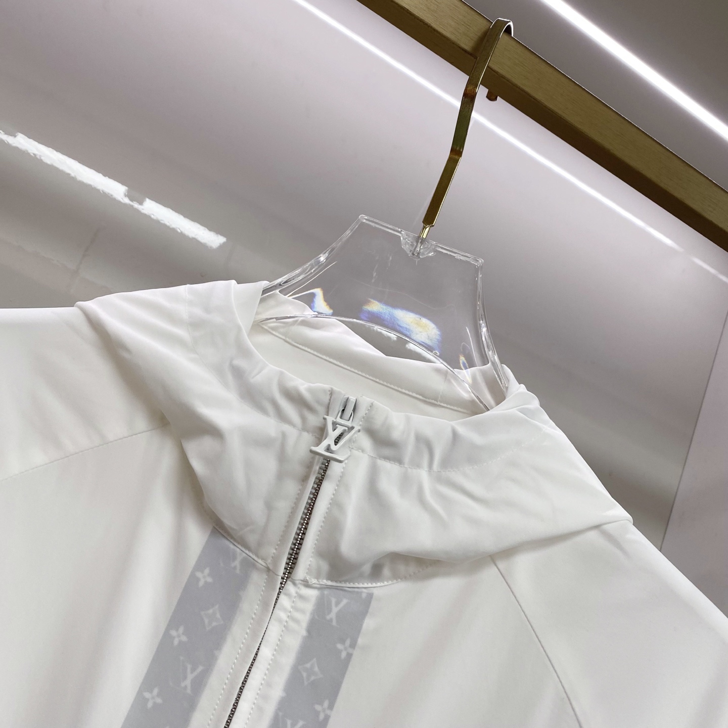 LV 2026ss春季新款连帽夹克外套全高端版本！高定专柜面料辅料，透气舒适度高，细节无可挑剔，做工考究