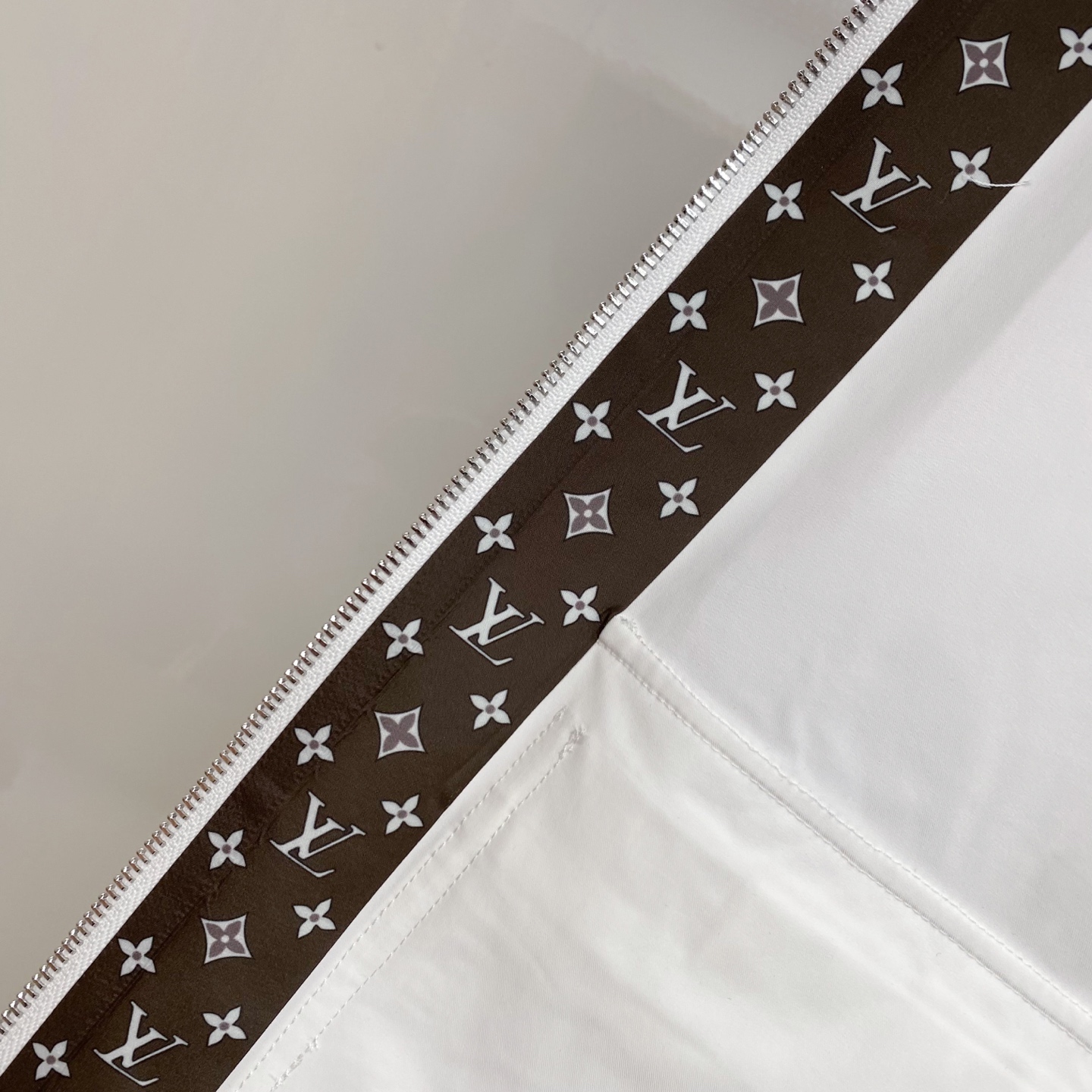 LV 2026ss春季新款连帽夹克外套全高端版本！高定专柜面料辅料，透气舒适度高，细节无可挑剔，做工考究