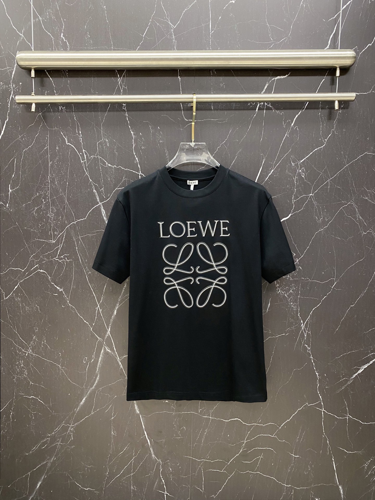 NO:733367,Loewe 2026ss new spring and summer new debut counter latest short-sleeved round neck T-shirt high-end custom design avant-garde fashion!  The brand logo is designed with heavy craftsmanship. High-end customized pure cotton fabric. Soft to the touch. Comfortable to wear. Exquisite stitching at the counter level. Fine workmanship. The upper body effect is incomparably handsome!  A must-have item for a stylish man!  Color Black White Size S-XXL,,loewe,loewe,T-shirt,tees,t-shirt,19860909Loewe 罗意威 2026ss 春夏新款首发专柜最新款短袖圆领T恤 高端订制 设计前卫时尚！品牌logo重工艺设计 高端定制纯棉面料.手感柔软.穿着舒适.专柜级别精致车线.做工精细.上身效果无敌帅气！型男必备单品！ 颜色黑色 白色 码数S-XXL,,loewe,loewe,T-shirt,tees，t-shirt,,Men's clothing
