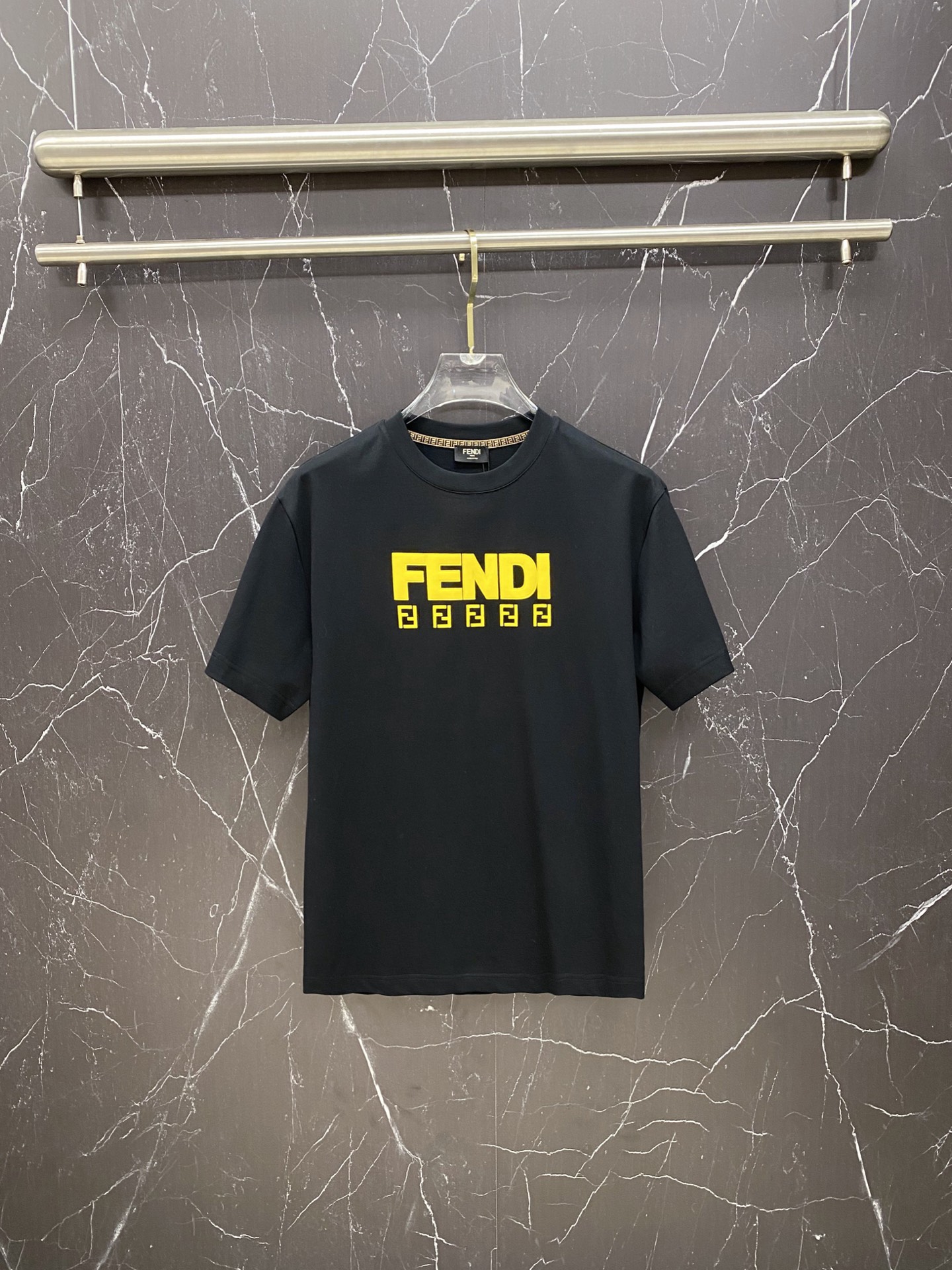 NO:733327,Fendi Fendi 2026ss new spring and summer new debut counter latest short-sleeved round neck T-shirt high-end custom design avant-garde fashion!  The brand logo is designed with heavy craftsmanship. High-end customized pure cotton fabric. Soft to the touch. Comfortable to wear. Exquisite stitching at the counter level. Fine workmanship. The upper body effect is incomparably handsome!  A must-have item for a stylish man!  Color Black White Size S-XXL,,fendi,fendi,T-shirt,tees,t-shirt,19860909Fendi 芬迪 2026ss 春夏新款首发专柜最新款短袖圆领T恤 高端订制 设计前卫时尚！品牌logo重工艺设计 高端定制纯棉面料.手感柔软.穿着舒适.专柜级别精致车线.做工精细.上身效果无敌帅气！型男必备单品！ 颜色黑色 白色 码数S-XXL,,fendi,fendi,T-shirt,tees，t-shirt,,Men's clothing