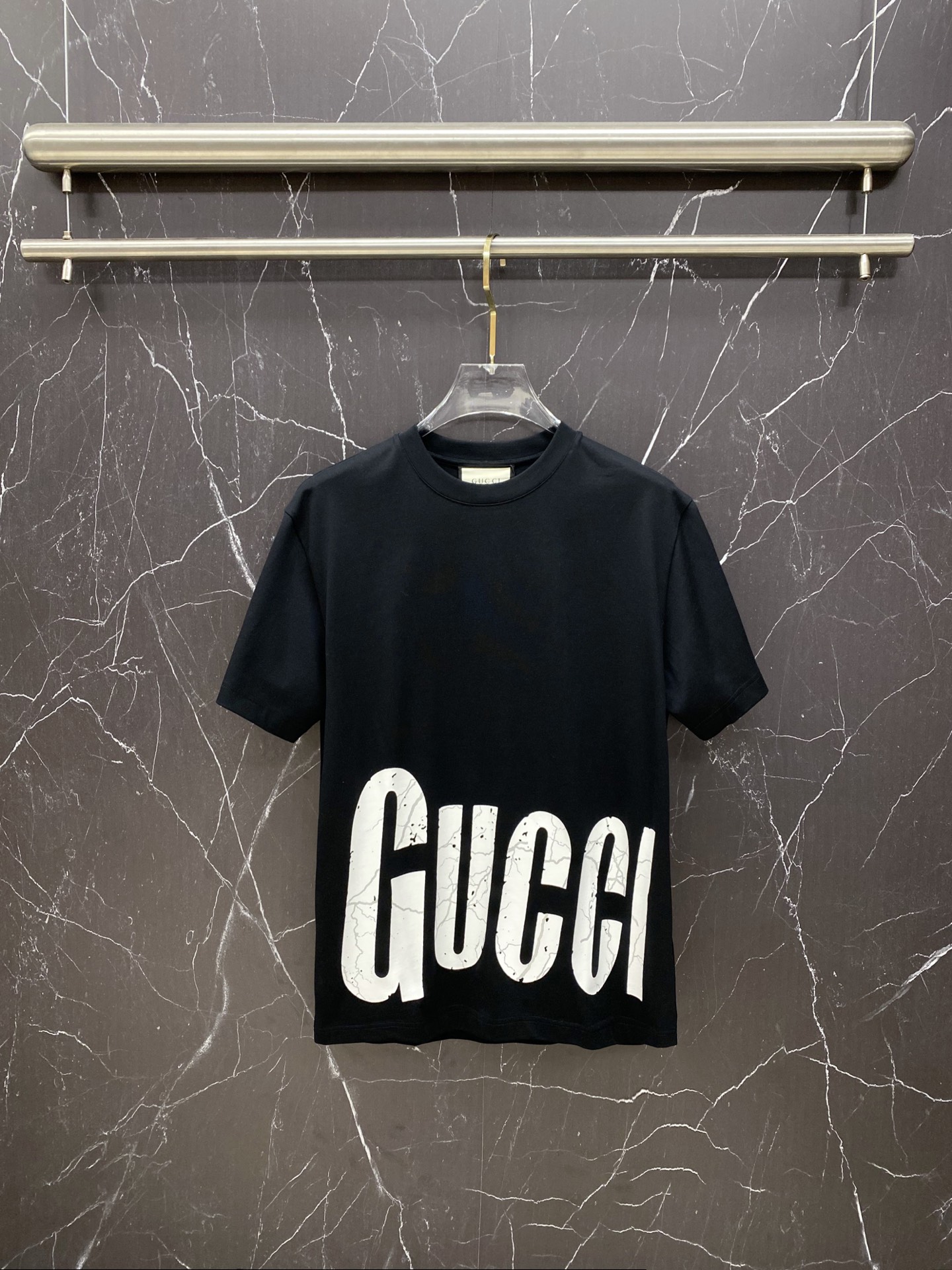 NO:733372,Gucci Gucci 2026ss new spring and summer new debut counter latest short-sleeved round neck T-shirt high-end custom design avant-garde fashion!  The brand logo is designed with heavy craftsmanship. High-end customized pure cotton fabric. Soft to the touch. Comfortable to wear. Exquisite stitching at the counter level. Fine workmanship. The upper body effect is incomparably handsome!  A must-have item for a stylish man!  Color Black White Size S-XXL,,gucci,T-shirt,tees,t-shirt,19860909Gucci 古奇 2026ss 春夏新款首发专柜最新款短袖圆领T恤 高端订制 设计前卫时尚！品牌logo重工艺设计 高端定制纯棉面料.手感柔软.穿着舒适.专柜级别精致车线.做工精细.上身效果无敌帅气！型男必备单品！ 颜色黑色 白色 码数S-XXL,,gucci,T-shirt,tees，t-shirt,,Men's clothing