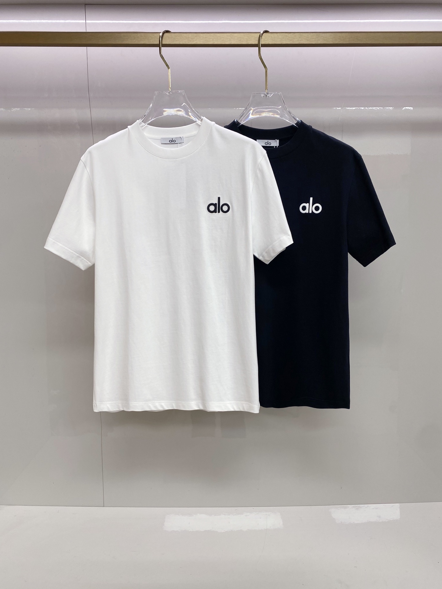 ALO 2026ss 春夏新款首发专柜最新款短袖圆领T恤 高端订制 设计前卫时尚！品牌logo重工艺设计