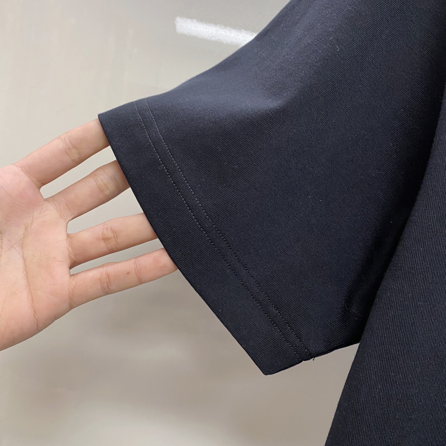 ALO 2026ss 春夏新款首发专柜最新款短袖圆领T恤 高端订制 设计前卫时尚！品牌logo重工艺设计