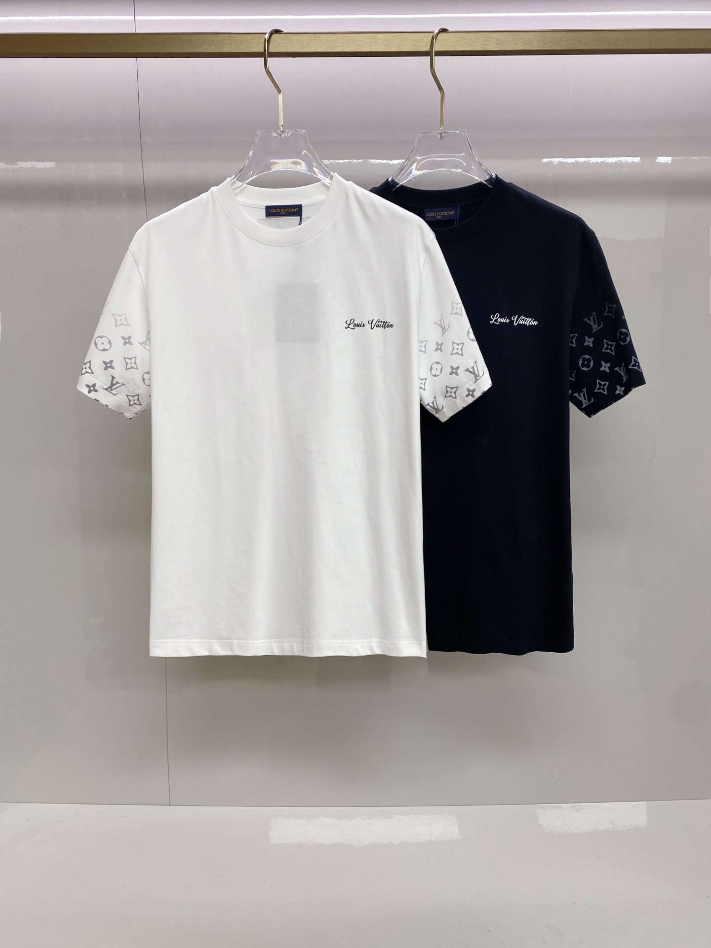 LV 2026ss 春夏新款首发专柜最新款短袖圆领T恤 高端订制 设计前卫时尚！品牌logo重工艺设计 