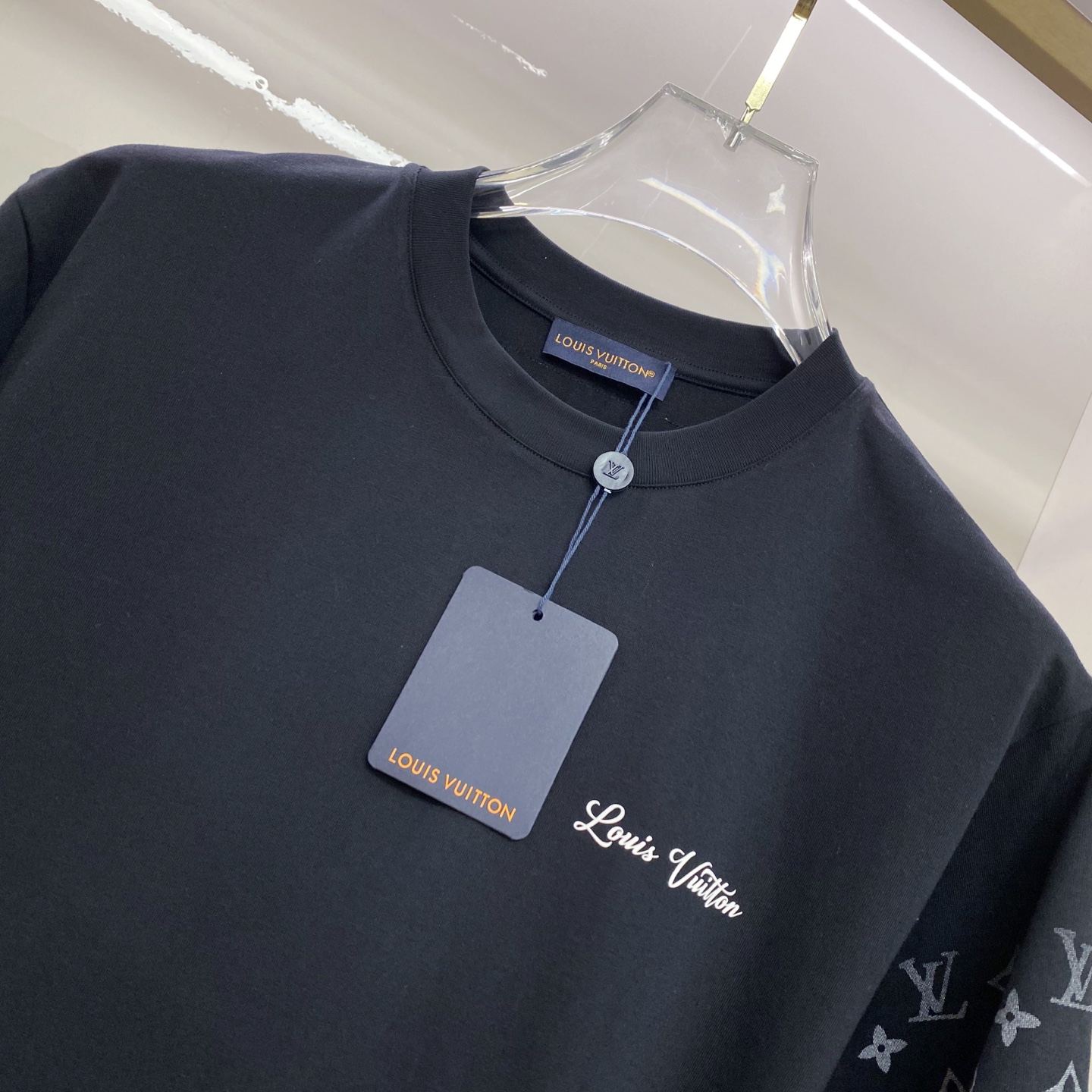 LV 2026ss 春夏新款首发专柜最新款短袖圆领T恤 高端订制 设计前卫时尚！品牌logo重工艺设计 