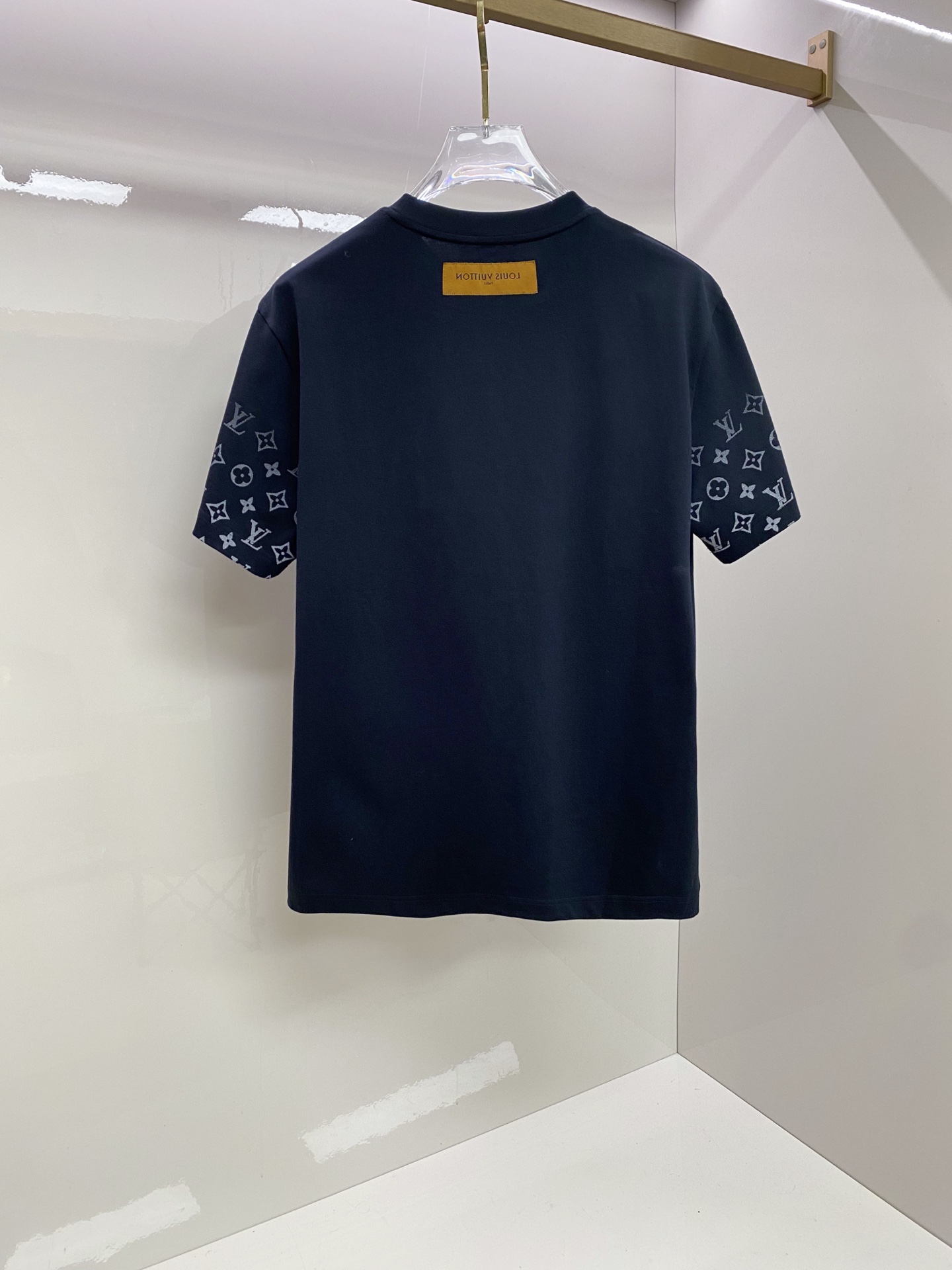 LV 2026ss 春夏新款首发专柜最新款短袖圆领T恤 高端订制 设计前卫时尚！品牌logo重工艺设计 