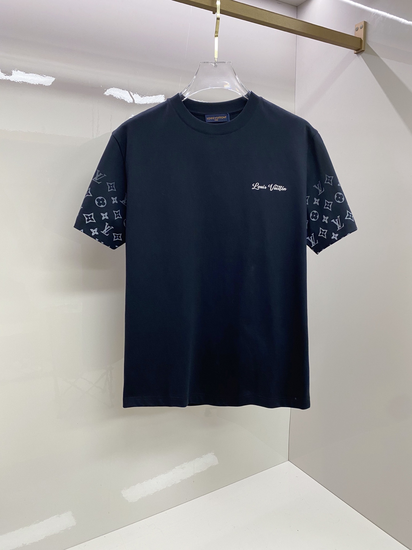 LV 2026ss 春夏新款首发专柜最新款短袖圆领T恤 高端订制 设计前卫时尚！品牌logo重工艺设计 