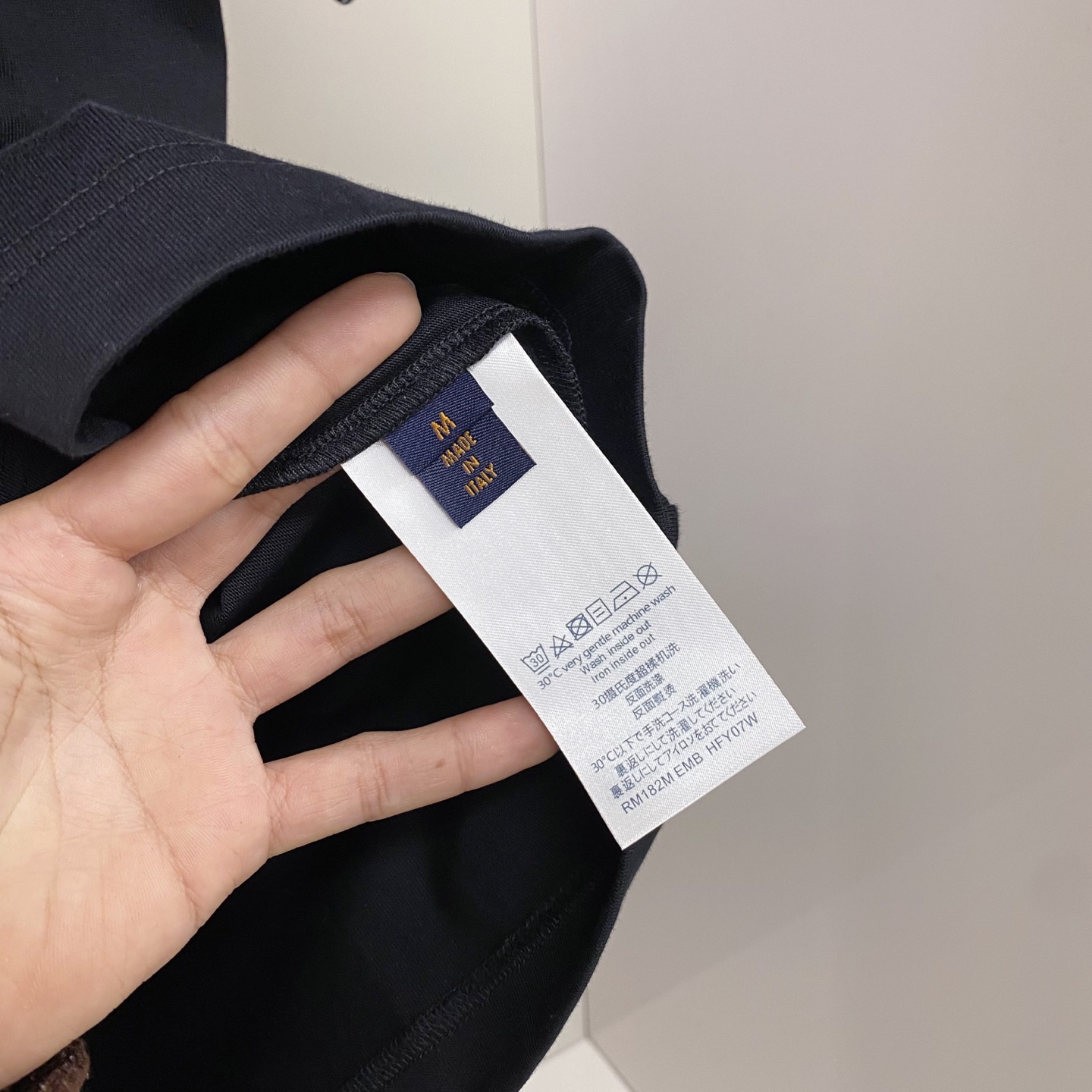 LV 2026ss 春夏新款首发专柜最新款短袖圆领T恤 高端订制 设计前卫时尚！品牌logo重工艺设计 