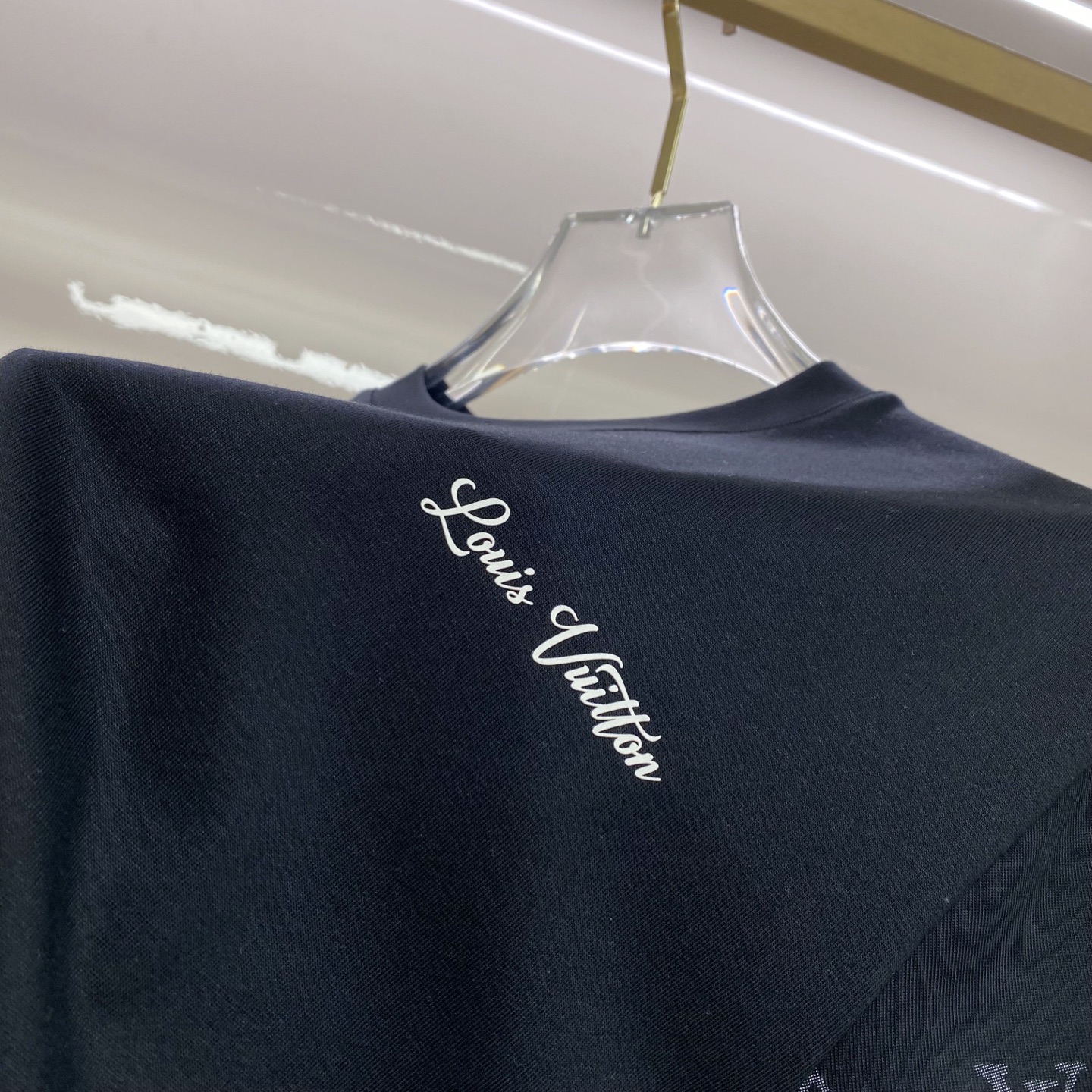 LV 2026ss 春夏新款首发专柜最新款短袖圆领T恤 高端订制 设计前卫时尚！品牌logo重工艺设计 