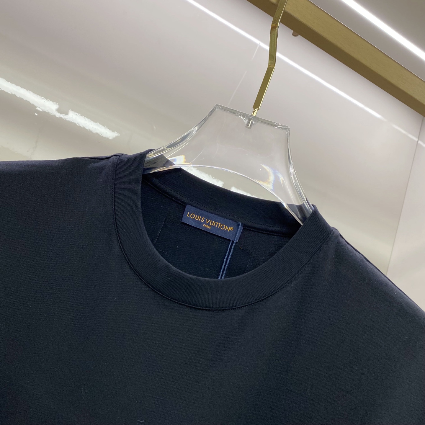 LV 2026ss 春夏新款首发专柜最新款短袖圆领T恤 高端订制 设计前卫时尚！品牌logo重工艺设计 
