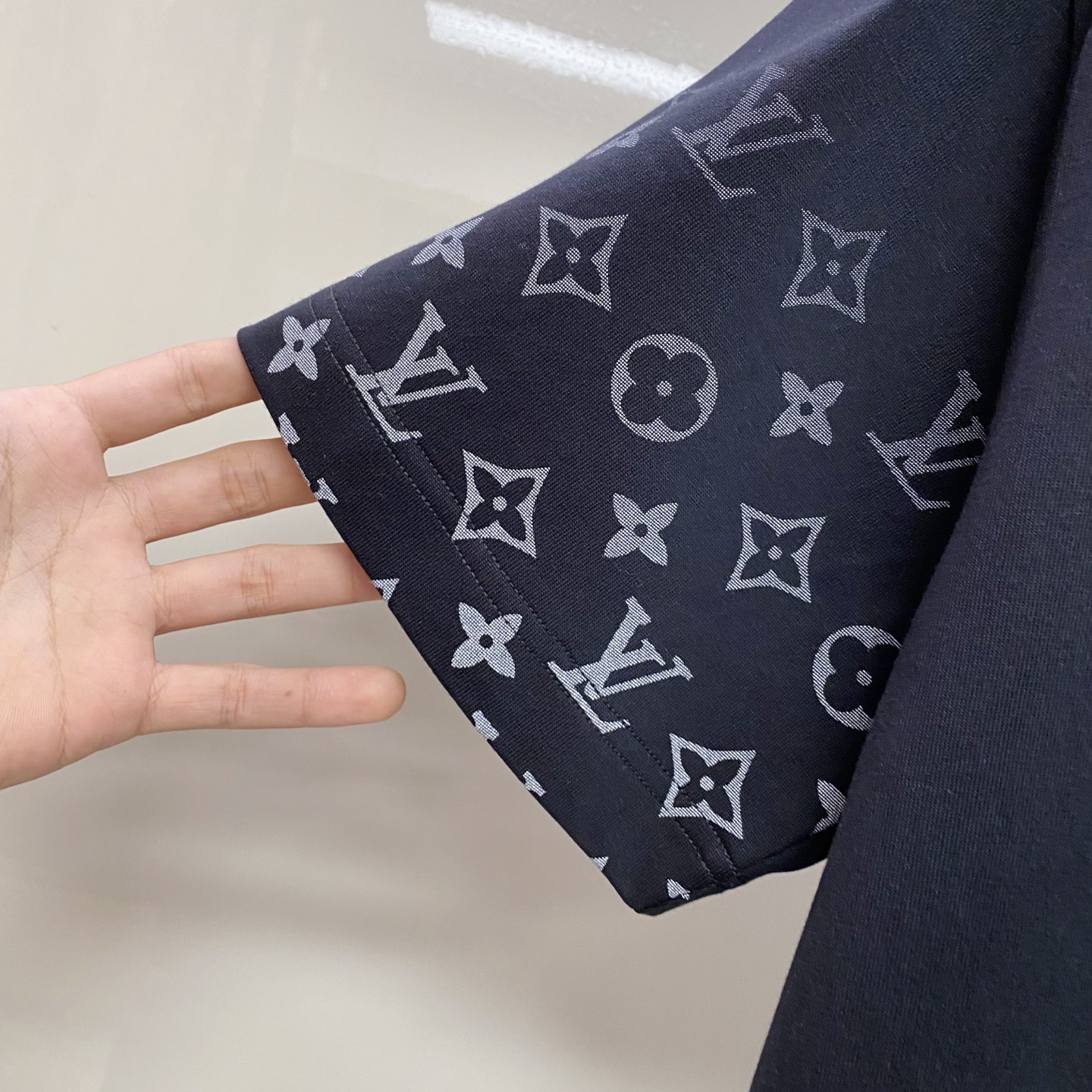 LV 2026ss 春夏新款首发专柜最新款短袖圆领T恤 高端订制 设计前卫时尚！品牌logo重工艺设计 