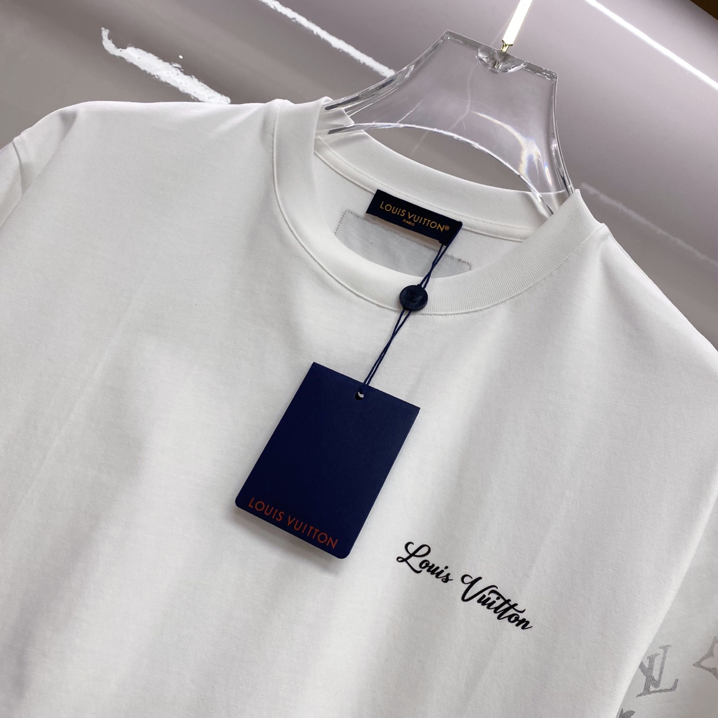 LV 2026ss 春夏新款首发专柜最新款短袖圆领T恤 高端订制 设计前卫时尚！品牌logo重工艺设计 