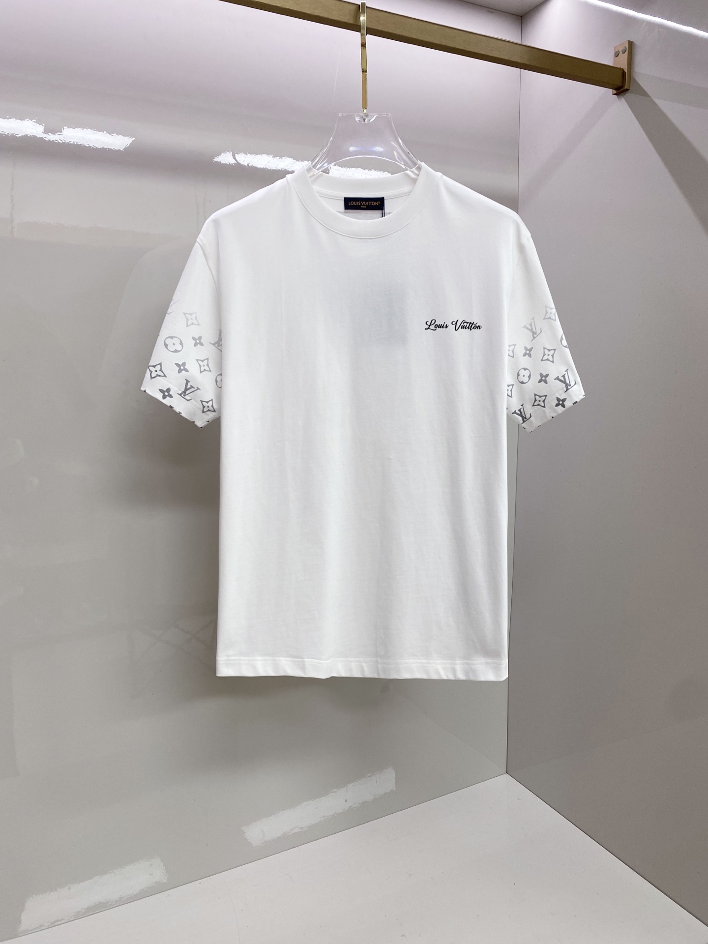 LV 2026ss 春夏新款首发专柜最新款短袖圆领T恤 高端订制 设计前卫时尚！品牌logo重工艺设计 