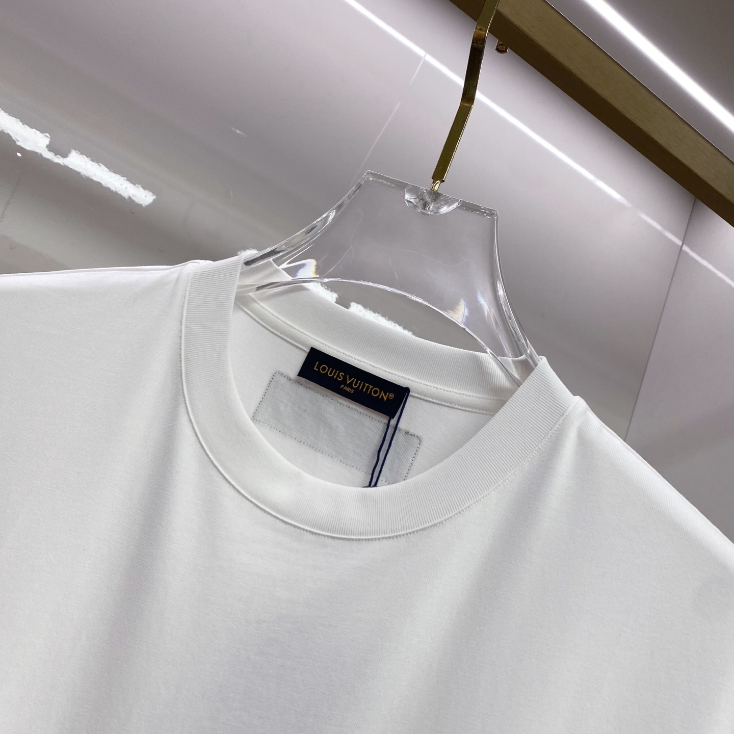 LV 2026ss 春夏新款首发专柜最新款短袖圆领T恤 高端订制 设计前卫时尚！品牌logo重工艺设计 