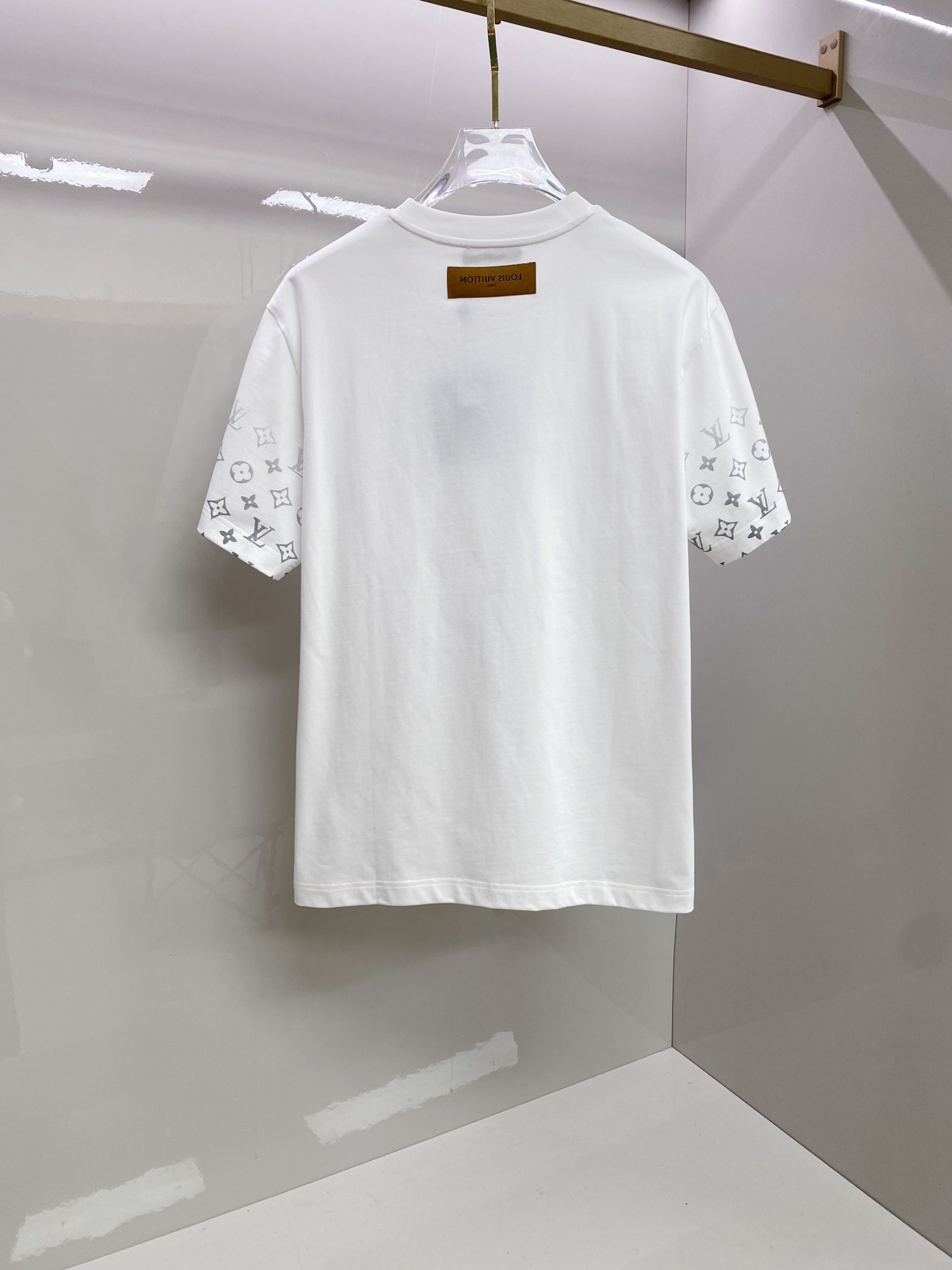 LV 2026ss 春夏新款首发专柜最新款短袖圆领T恤 高端订制 设计前卫时尚！品牌logo重工艺设计 