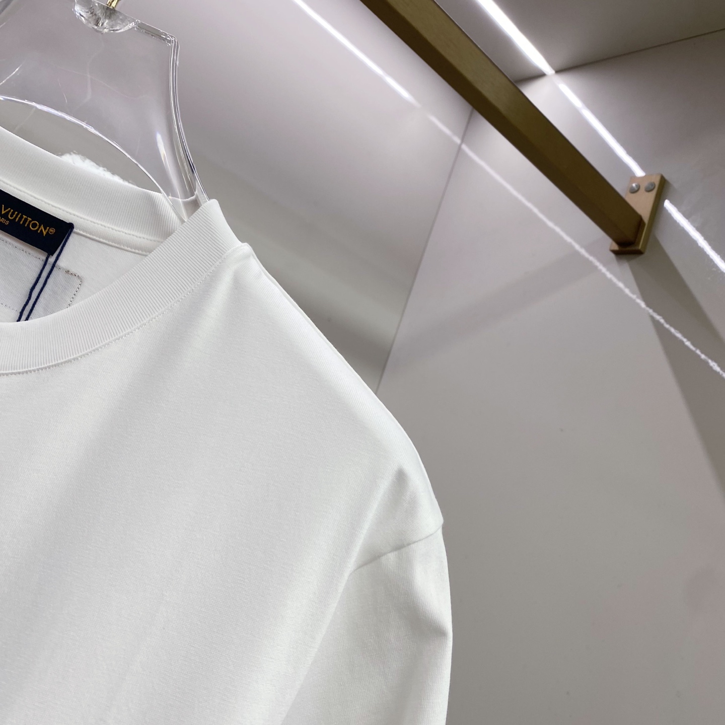 LV 2026ss 春夏新款首发专柜最新款短袖圆领T恤 高端订制 设计前卫时尚！品牌logo重工艺设计 