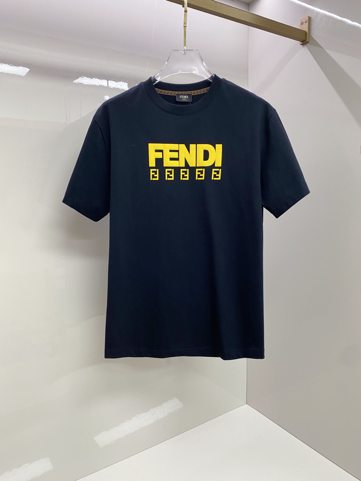 Fendi 芬迪 2026ss 春夏新款首发专柜最新款短袖圆领T恤 高端订制 设计前卫时尚！品牌logo