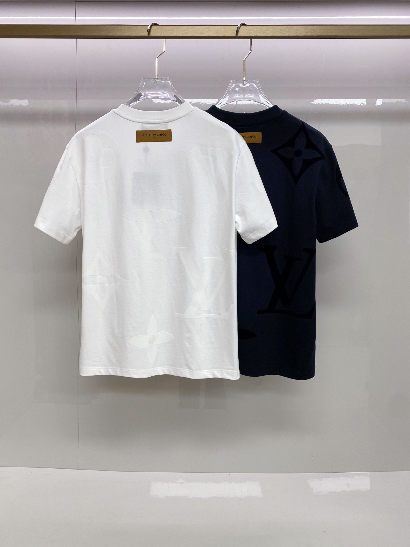 LV 2026ss 春夏新款首发专柜最新款短袖圆领T恤 高端订制 设计前卫时尚！品牌logo重工艺设计 