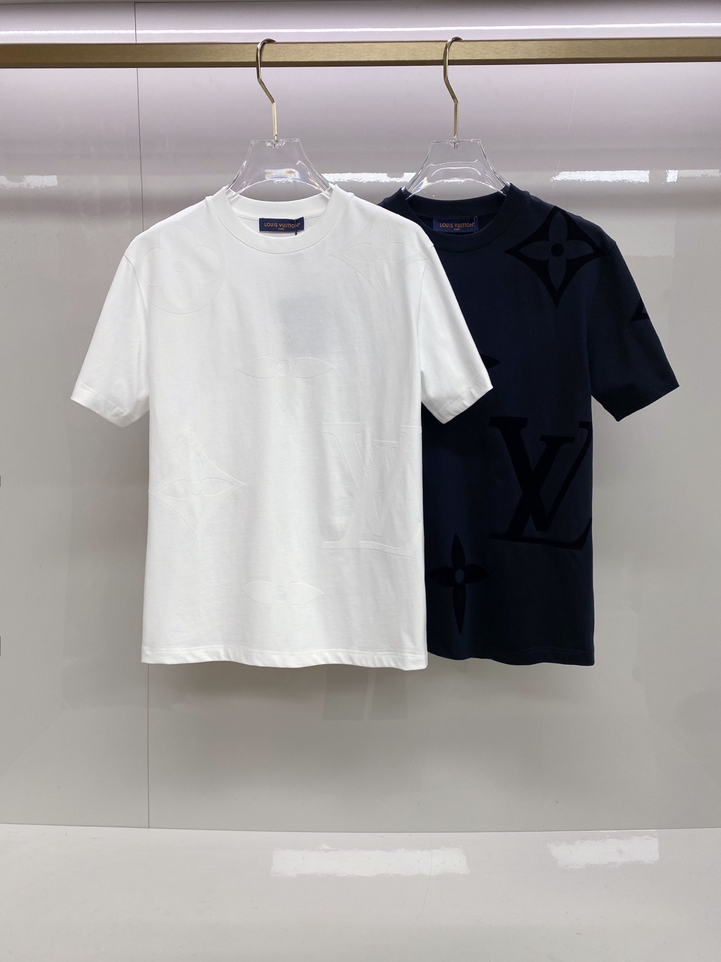 LV 2026ss 春夏新款首发专柜最新款短袖圆领T恤 高端订制 设计前卫时尚！品牌logo重工艺设计 