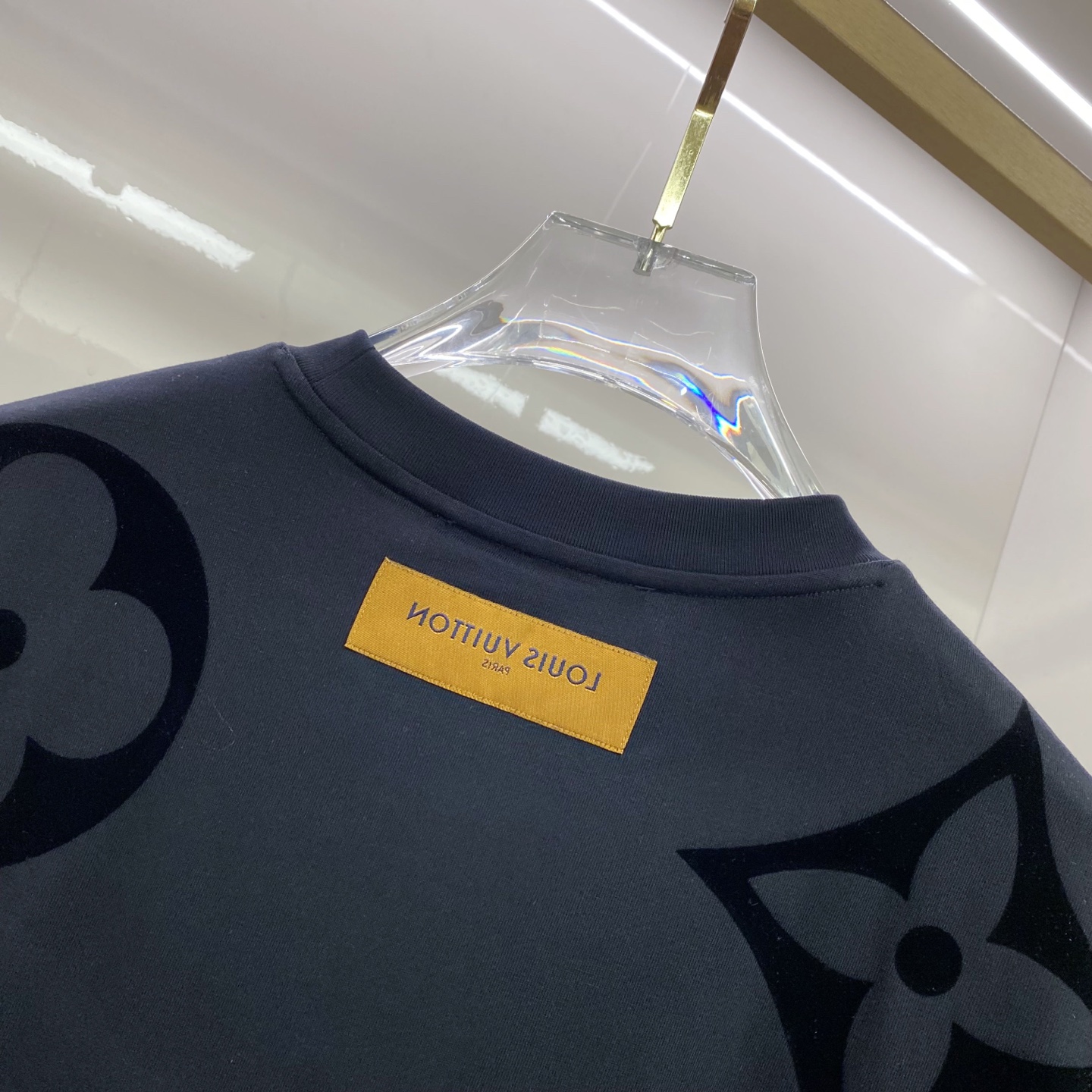 LV 2026ss 春夏新款首发专柜最新款短袖圆领T恤 高端订制 设计前卫时尚！品牌logo重工艺设计 