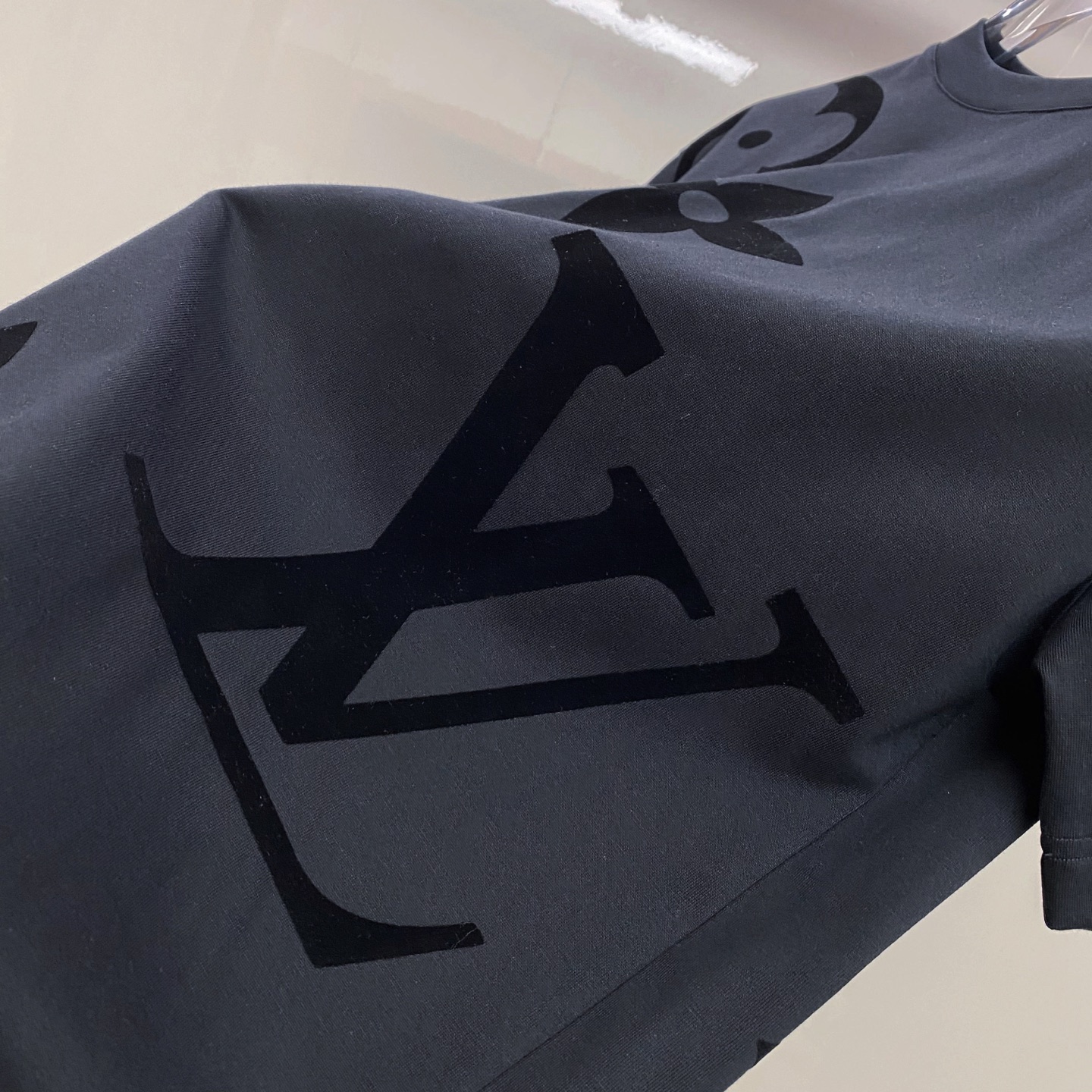 LV 2026ss 春夏新款首发专柜最新款短袖圆领T恤 高端订制 设计前卫时尚！品牌logo重工艺设计 