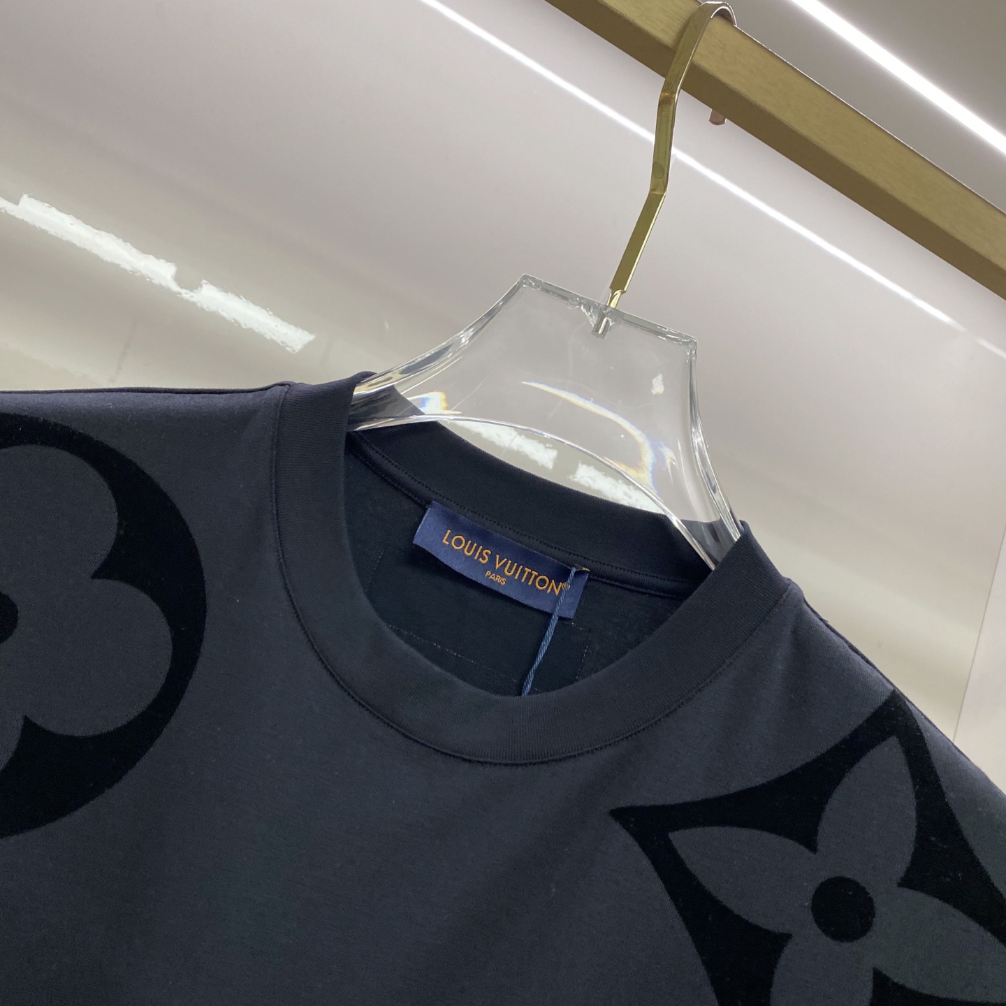 LV 2026ss 春夏新款首发专柜最新款短袖圆领T恤 高端订制 设计前卫时尚！品牌logo重工艺设计 