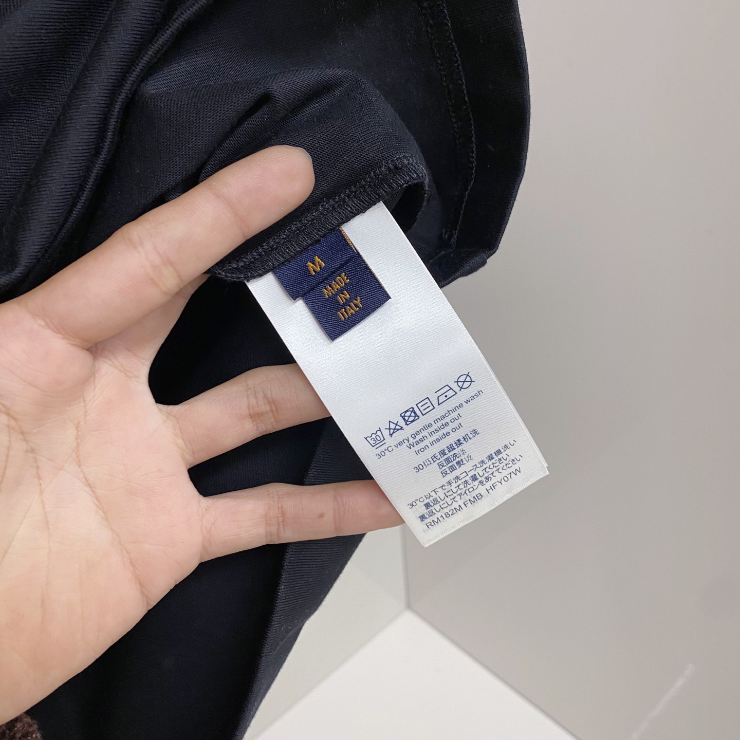 LV 2026ss 春夏新款首发专柜最新款短袖圆领T恤 高端订制 设计前卫时尚！品牌logo重工艺设计 