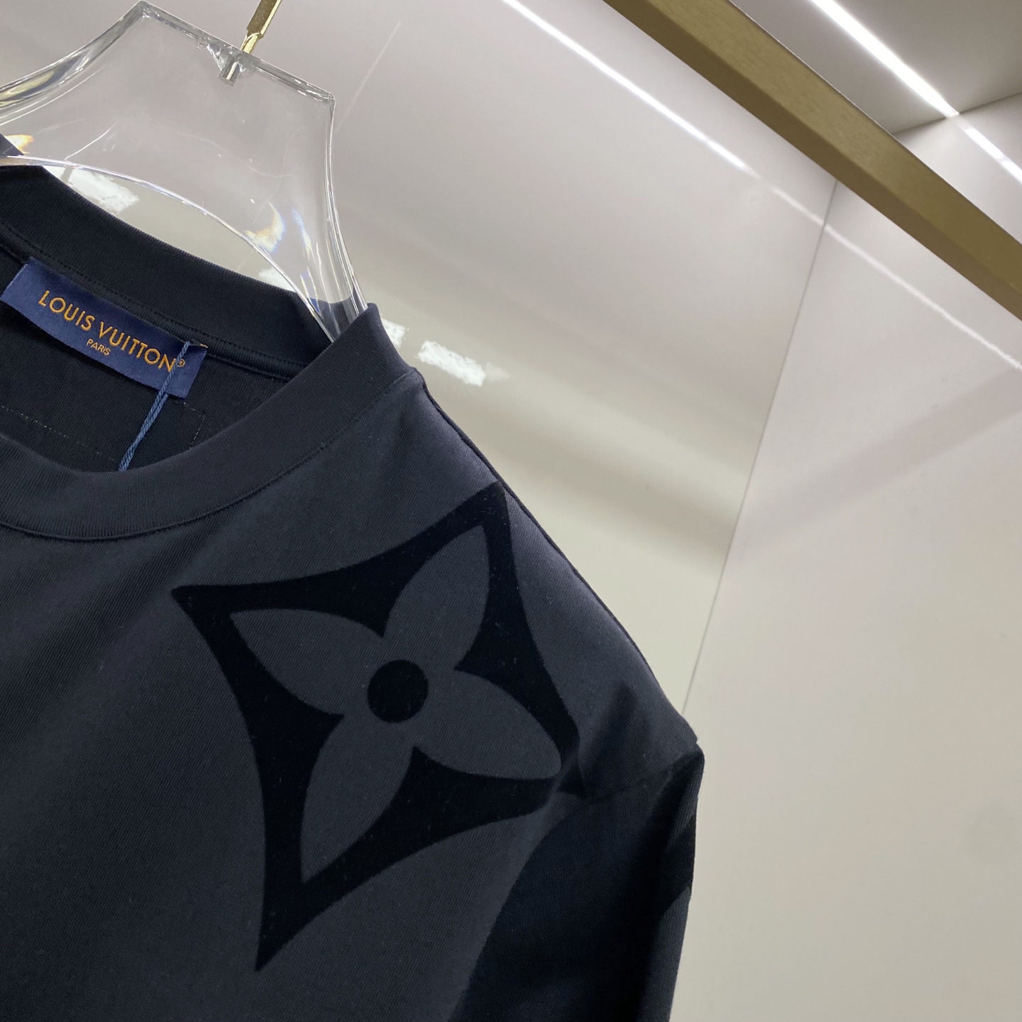 LV 2026ss 春夏新款首发专柜最新款短袖圆领T恤 高端订制 设计前卫时尚！品牌logo重工艺设计 