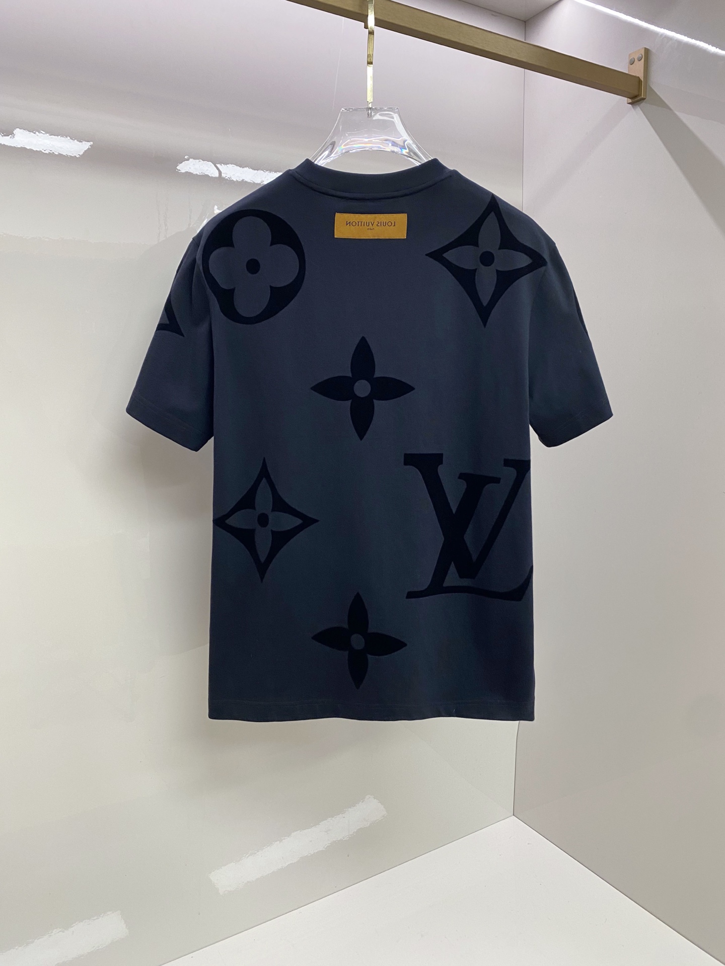 LV 2026ss 春夏新款首发专柜最新款短袖圆领T恤 高端订制 设计前卫时尚！品牌logo重工艺设计 