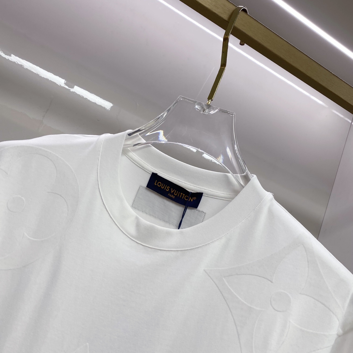 LV 2026ss 春夏新款首发专柜最新款短袖圆领T恤 高端订制 设计前卫时尚！品牌logo重工艺设计 