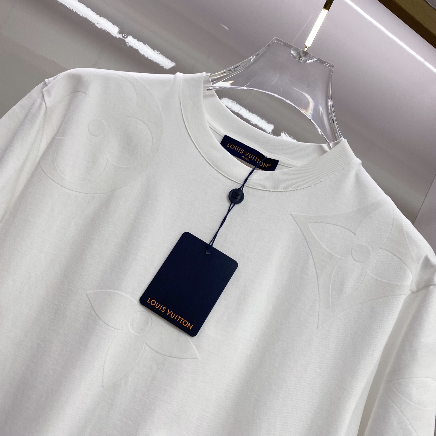 LV 2026ss 春夏新款首发专柜最新款短袖圆领T恤 高端订制 设计前卫时尚！品牌logo重工艺设计 