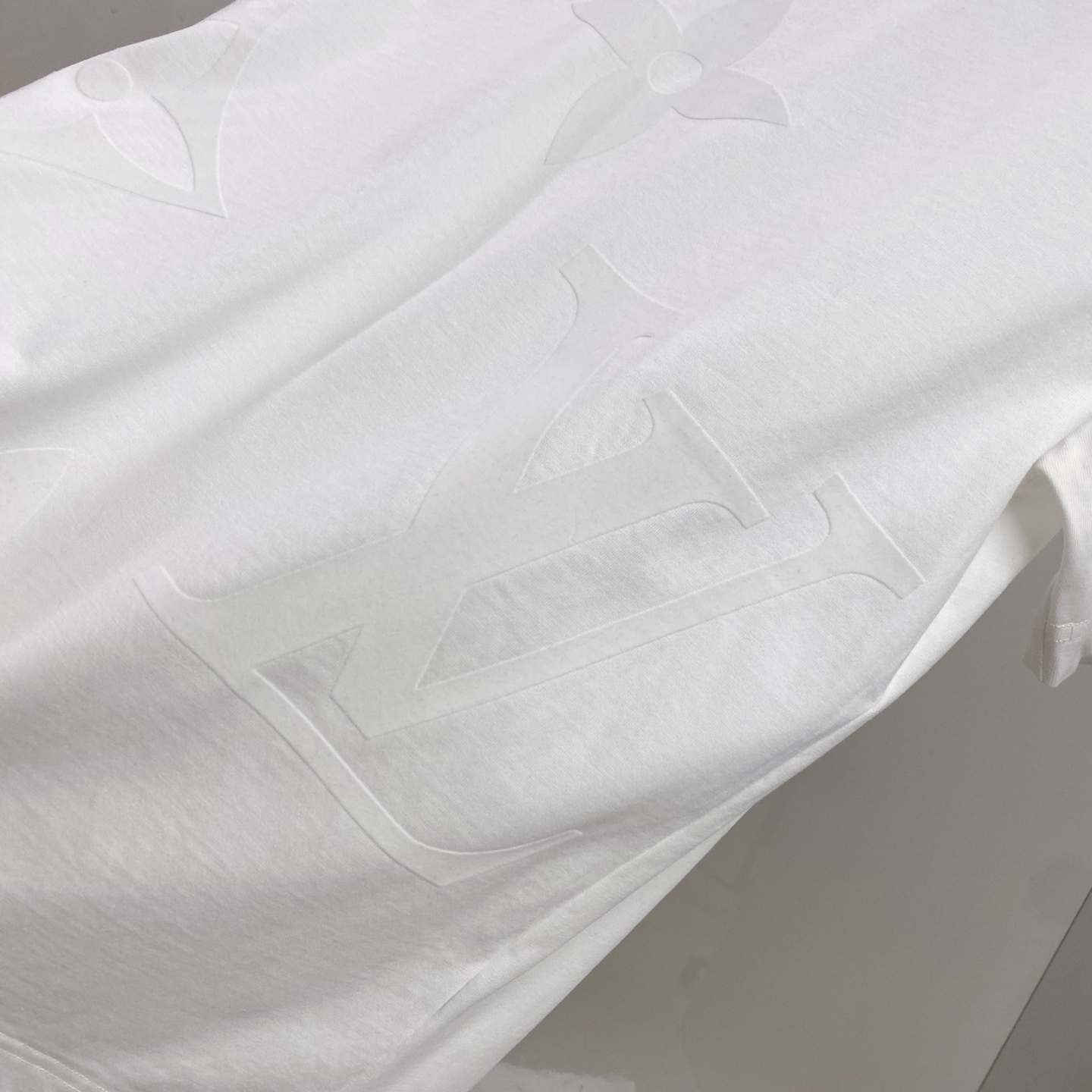 LV 2026ss 春夏新款首发专柜最新款短袖圆领T恤 高端订制 设计前卫时尚！品牌logo重工艺设计 