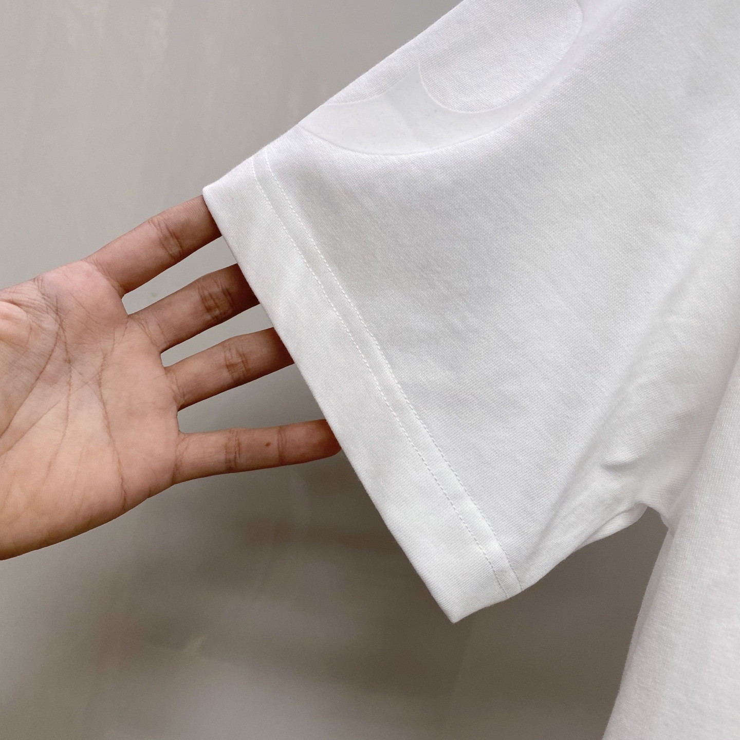 LV 2026ss 春夏新款首发专柜最新款短袖圆领T恤 高端订制 设计前卫时尚！品牌logo重工艺设计 