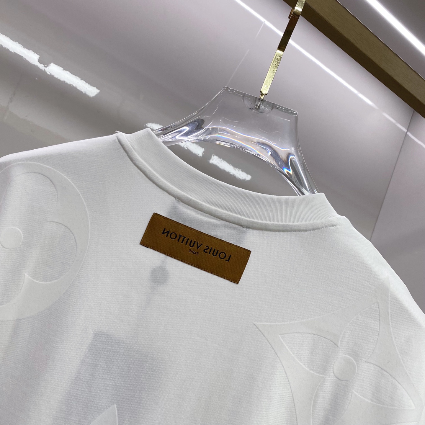 LV 2026ss 春夏新款首发专柜最新款短袖圆领T恤 高端订制 设计前卫时尚！品牌logo重工艺设计 